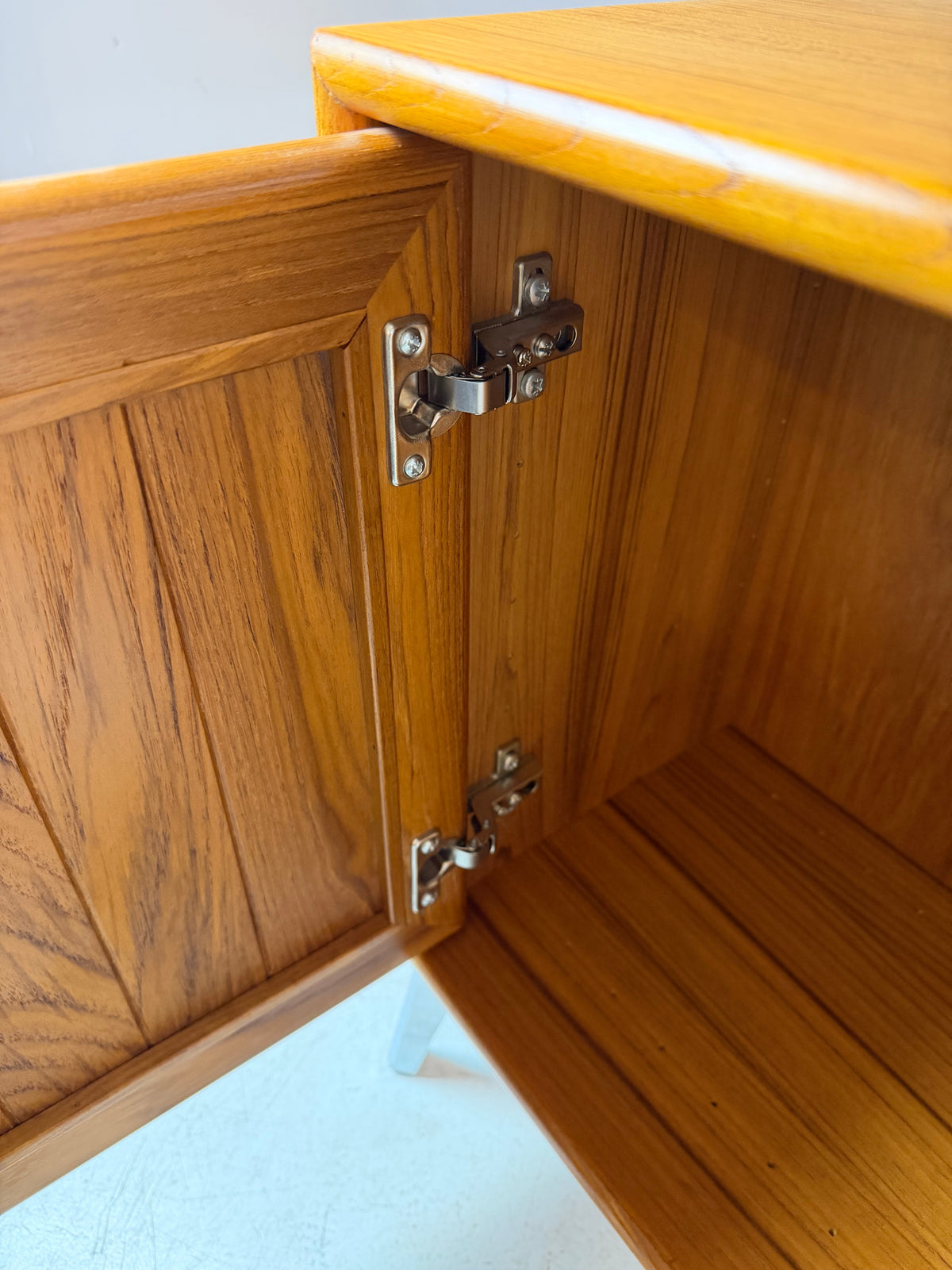 Kleiner Schrank mit Vitrine und Tür links von Dyrlund