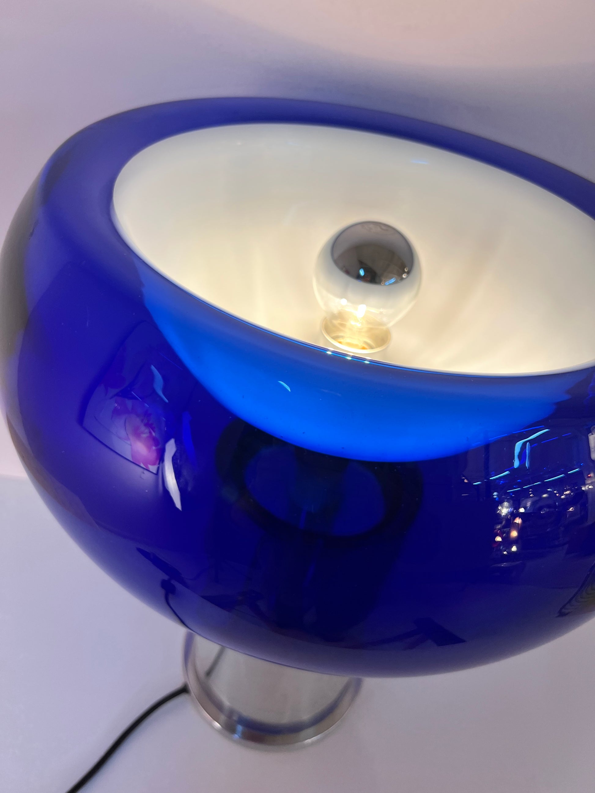 Tischlampe mit doppelwandigem Glasschirm königsblau von Doria