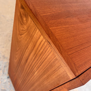 Vitrinenschrank Teak mit neuen Chromfüßen von H.W.Klein für Bramin