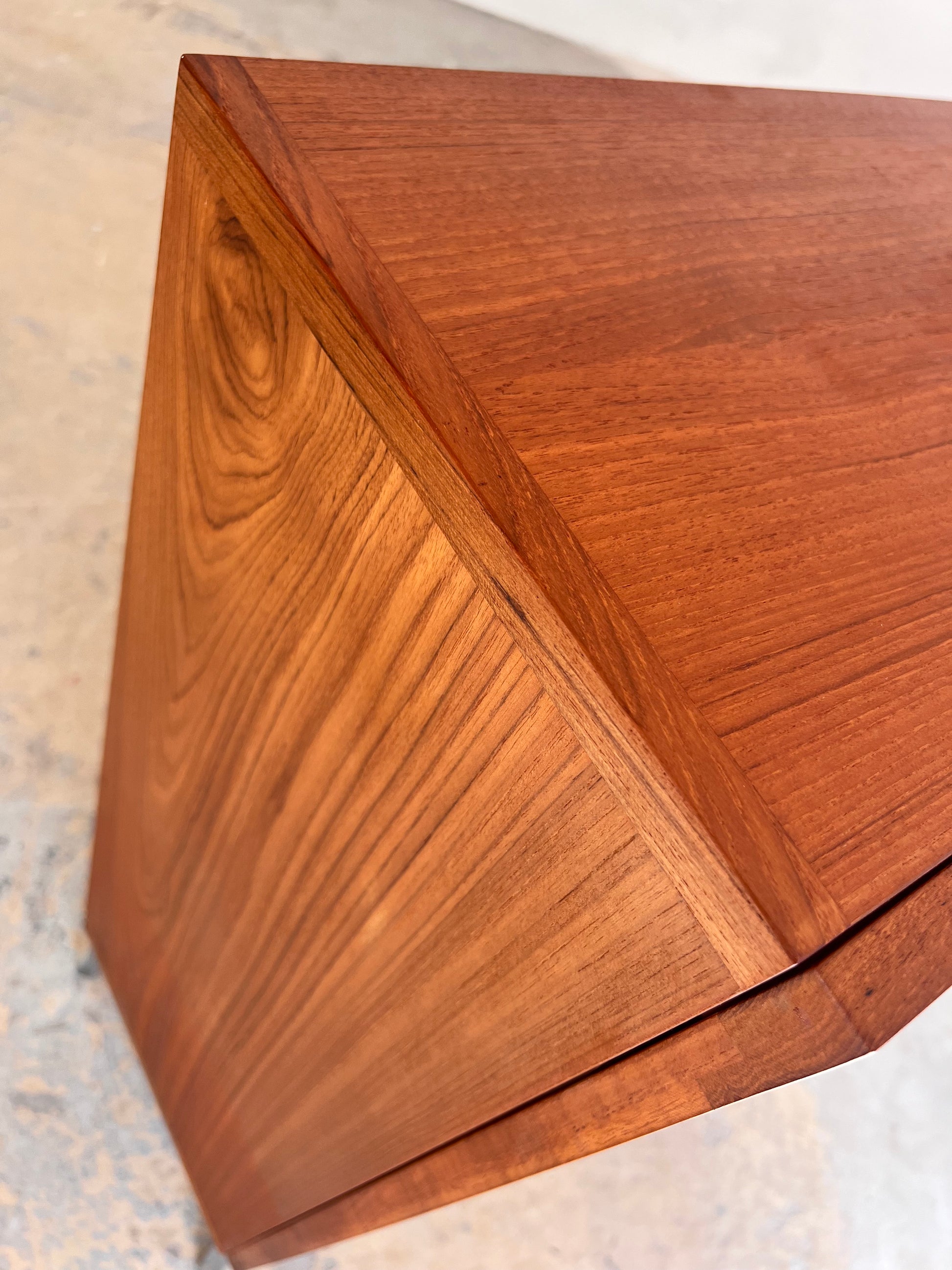 Vitrinenschrank Teak mit neuen Chromfüßen von H.W.Klein für Bramin