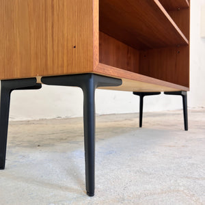 Regal Teak mit neuen Metallfüßen von IDEE Möbel