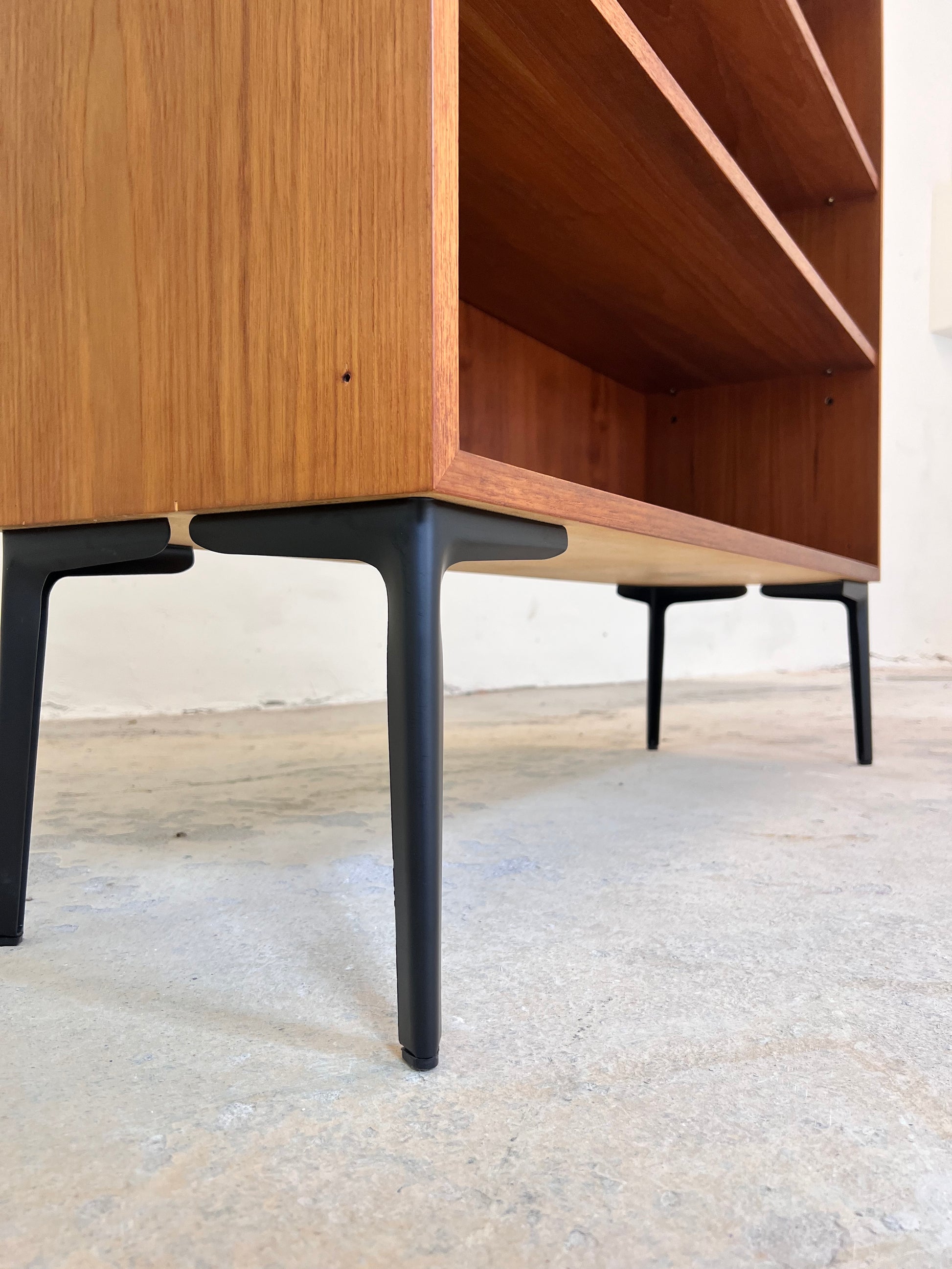 Regal Teak mit neuen Metallfüßen von IDEE Möbel