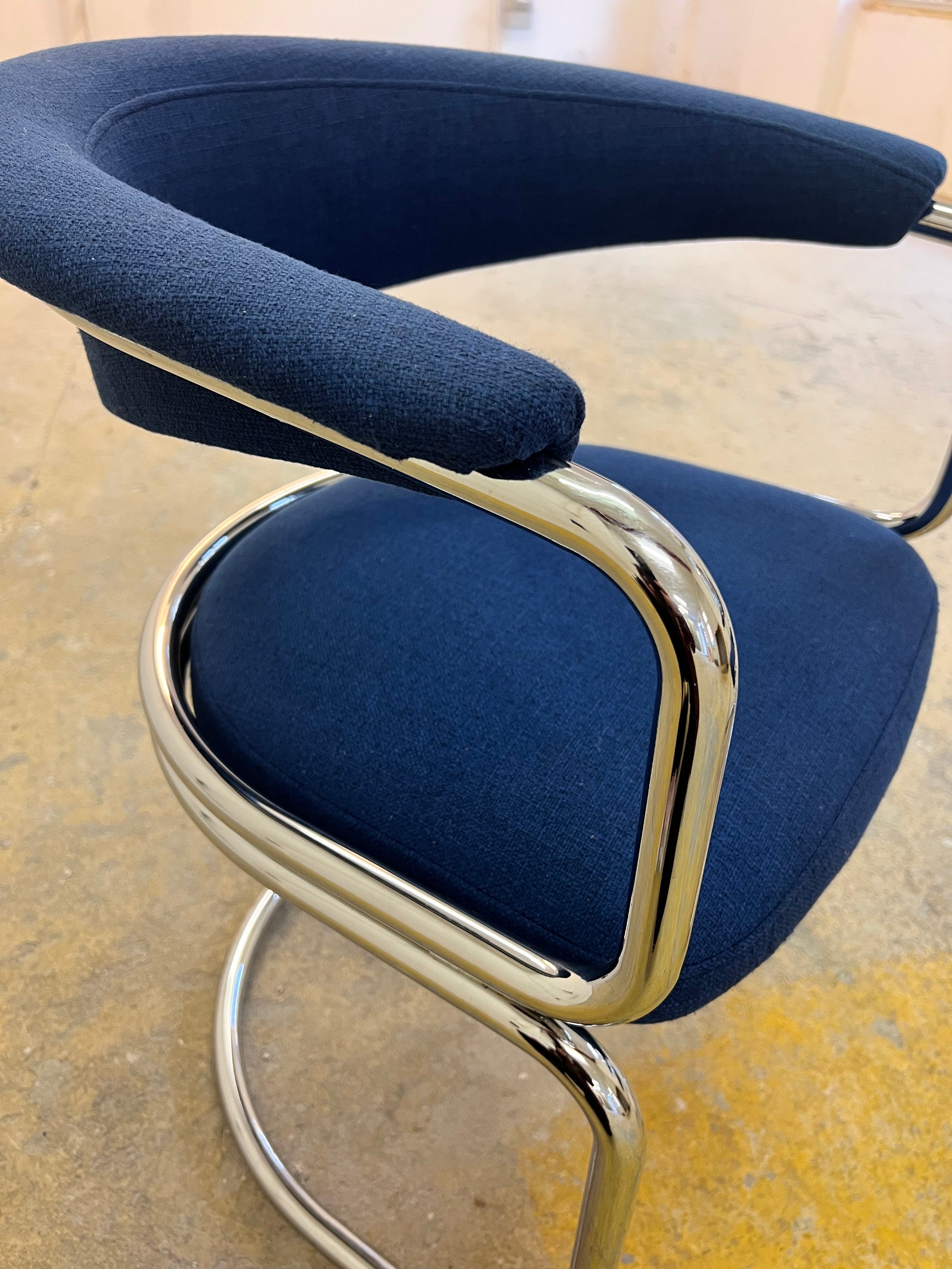 Freischwinger blau Chrom neu gepolstert