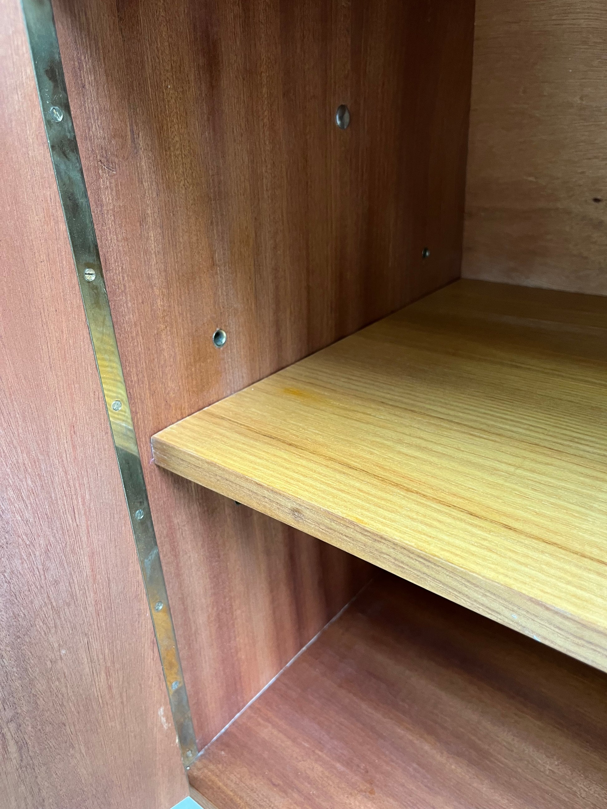 Sideboard Teak mit Flügeltüren & Messinggriffen