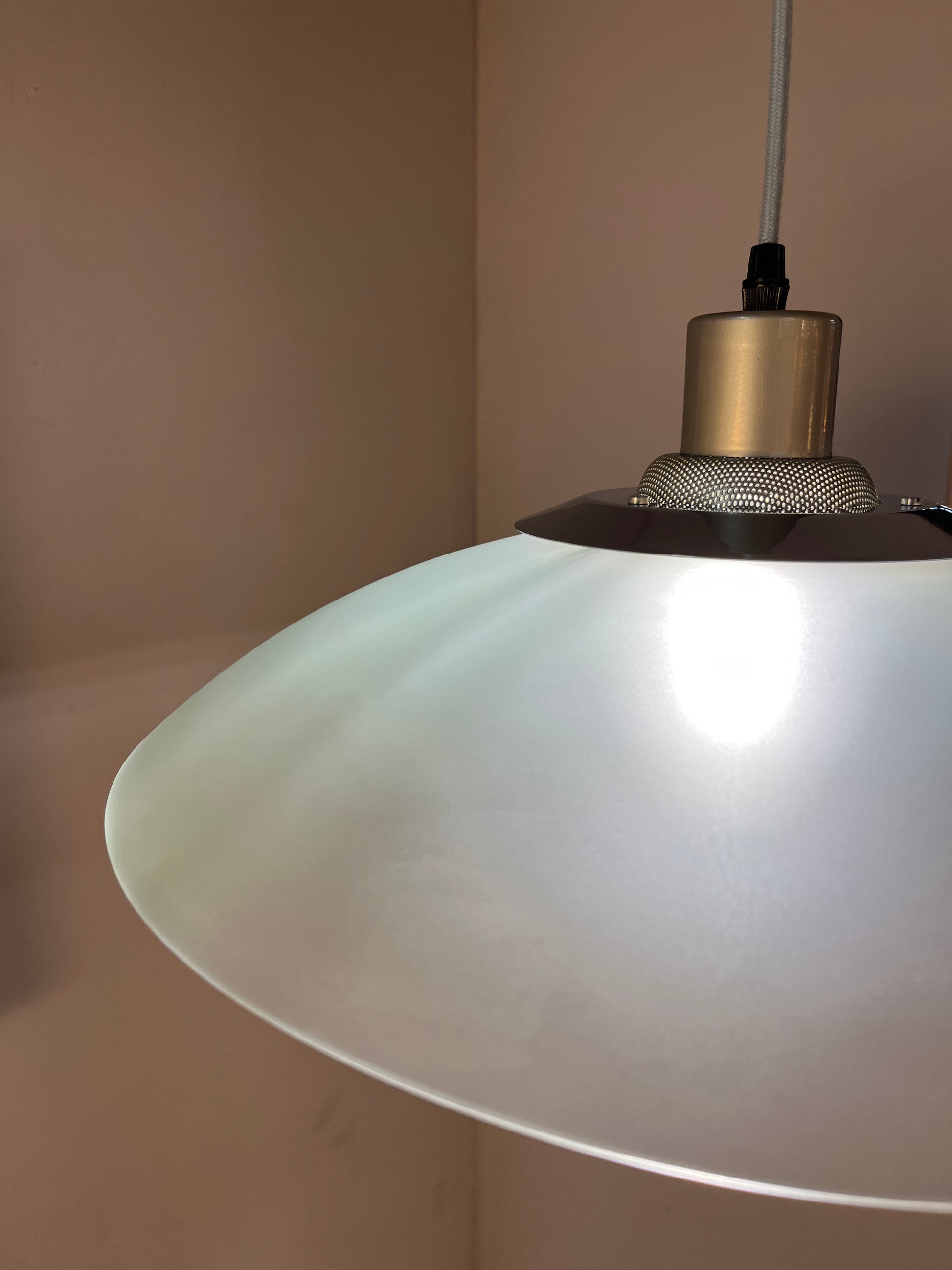 Lamellenlampe Milchglas von von Dana Light