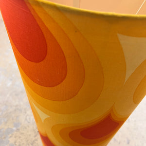 Stehlampe orange mit leuchtendem Glasfuß und 70er Schirm von Pako