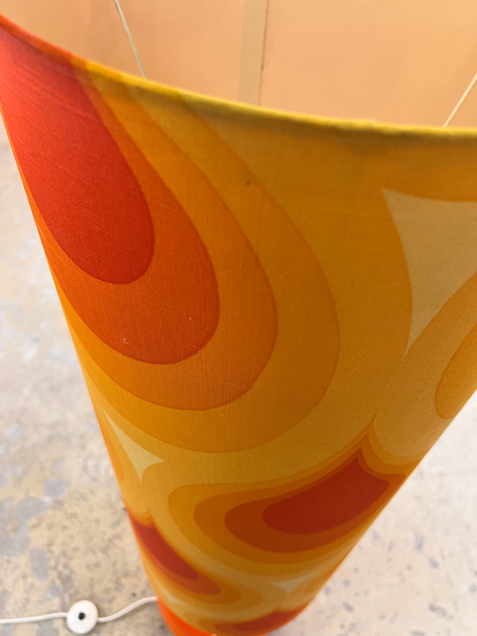 Stehlampe orange mit leuchtendem Glasfuß und 70er Schirm von Pako