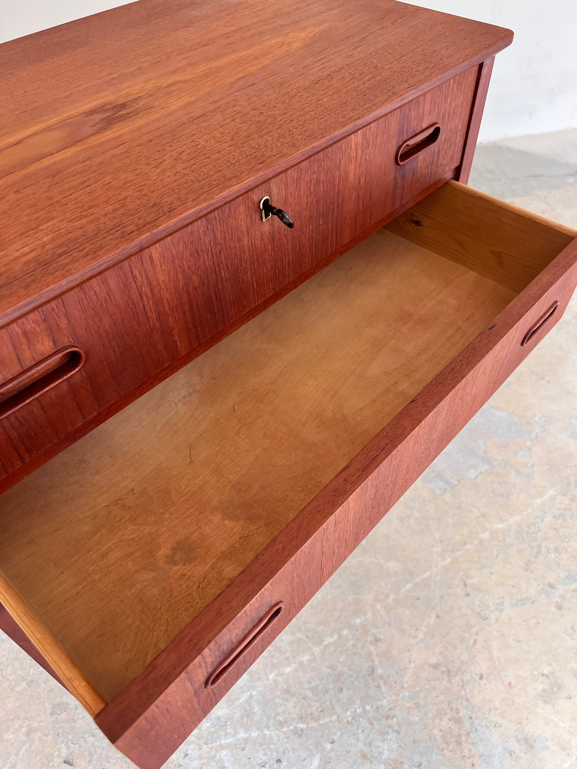 Kommode Teak mit Schloss aus Dänemark