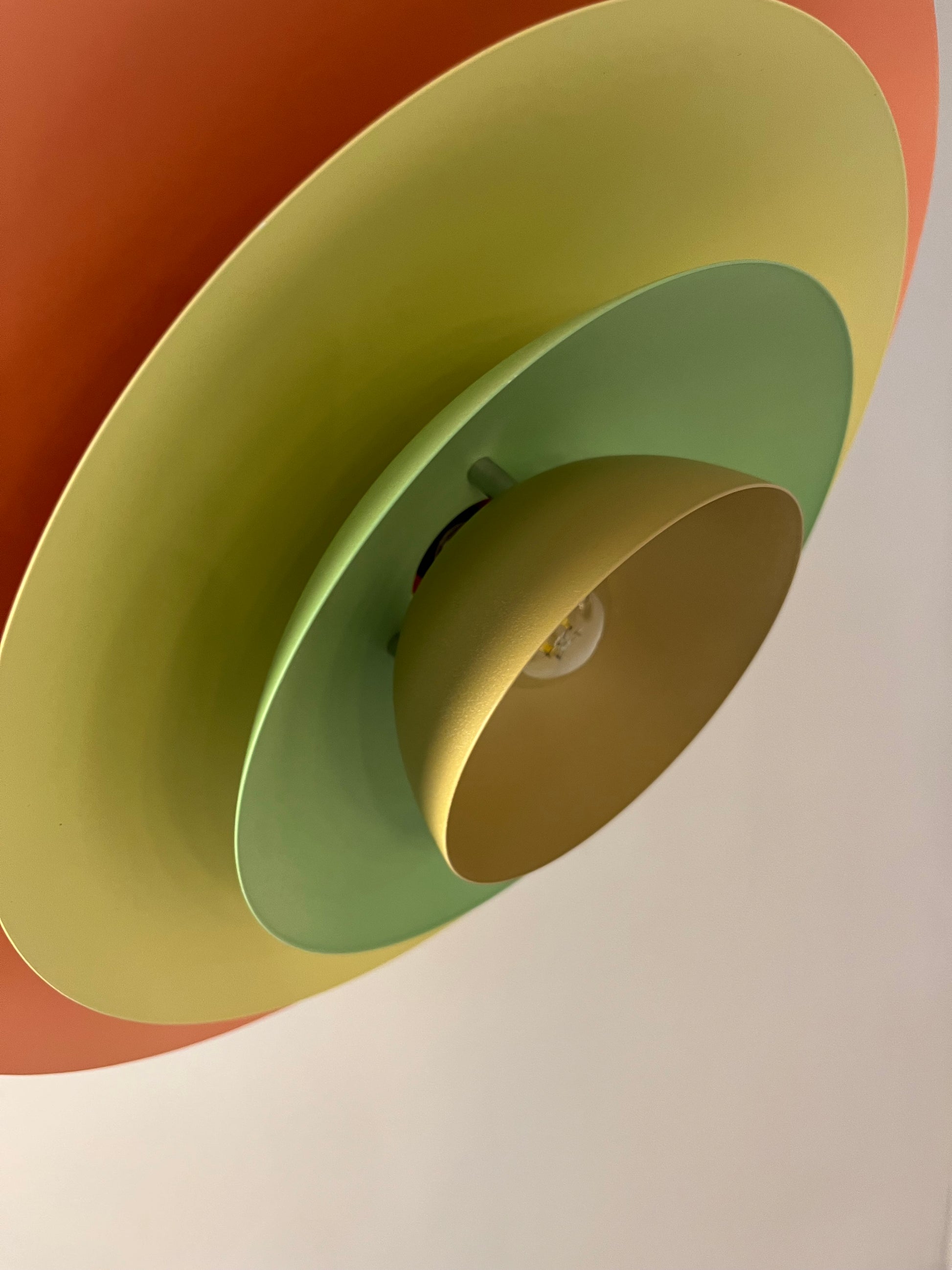 Lamellenlampe neu lackiert peach gelb mint aus Dänemark