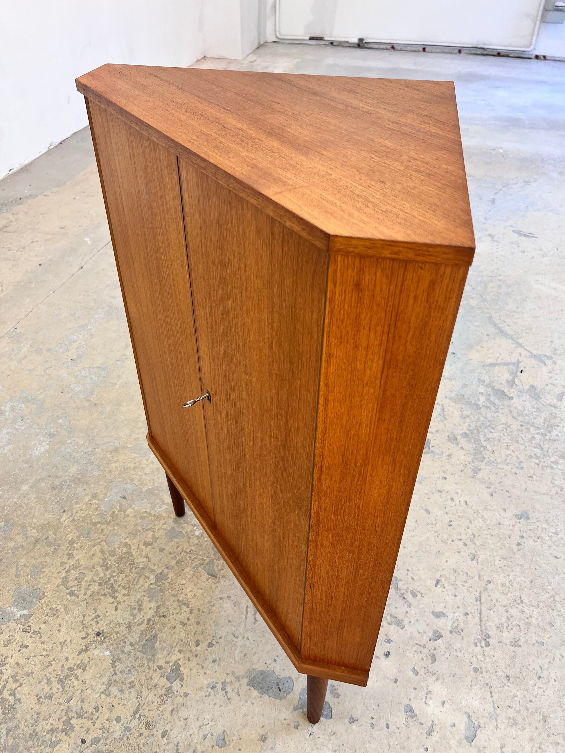 Eckschrank Teak mit Schloss aus Dänemark