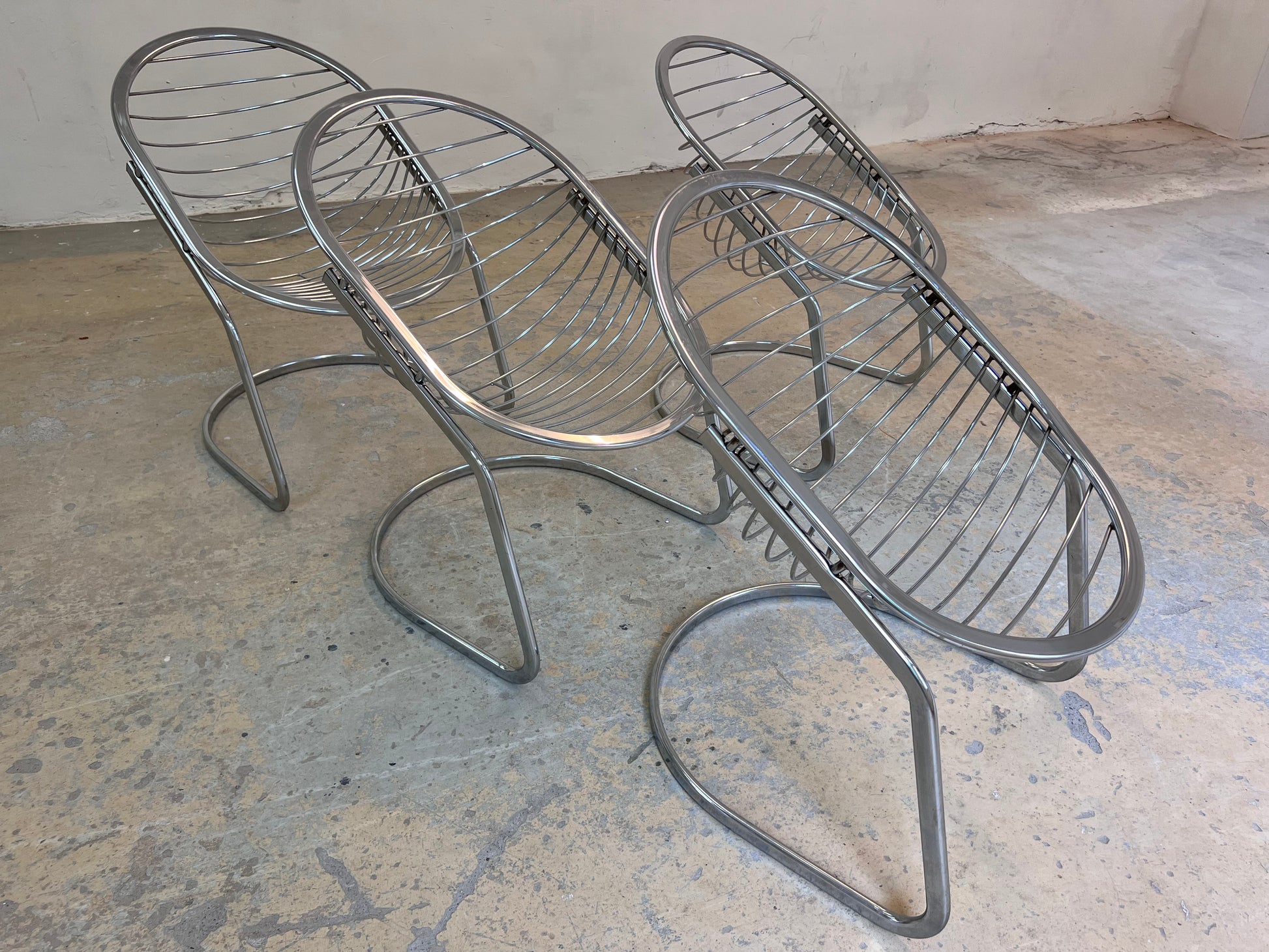 Freischwinger Modell Egg Chair mit Fell von Gastone Rinaldi