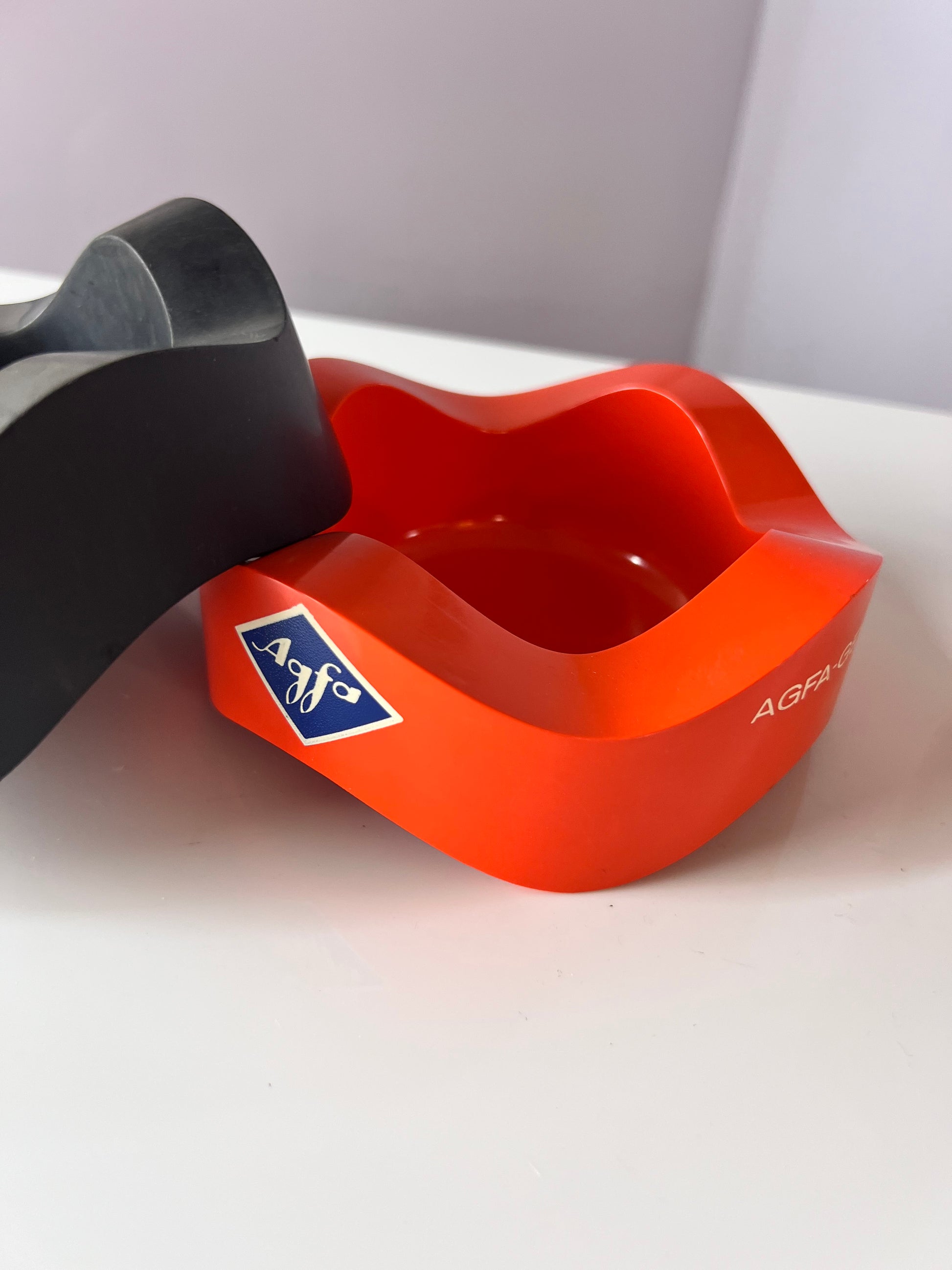 Set: 2 Aschenbecher schwarz rot von Walter Zeischegg für Helit