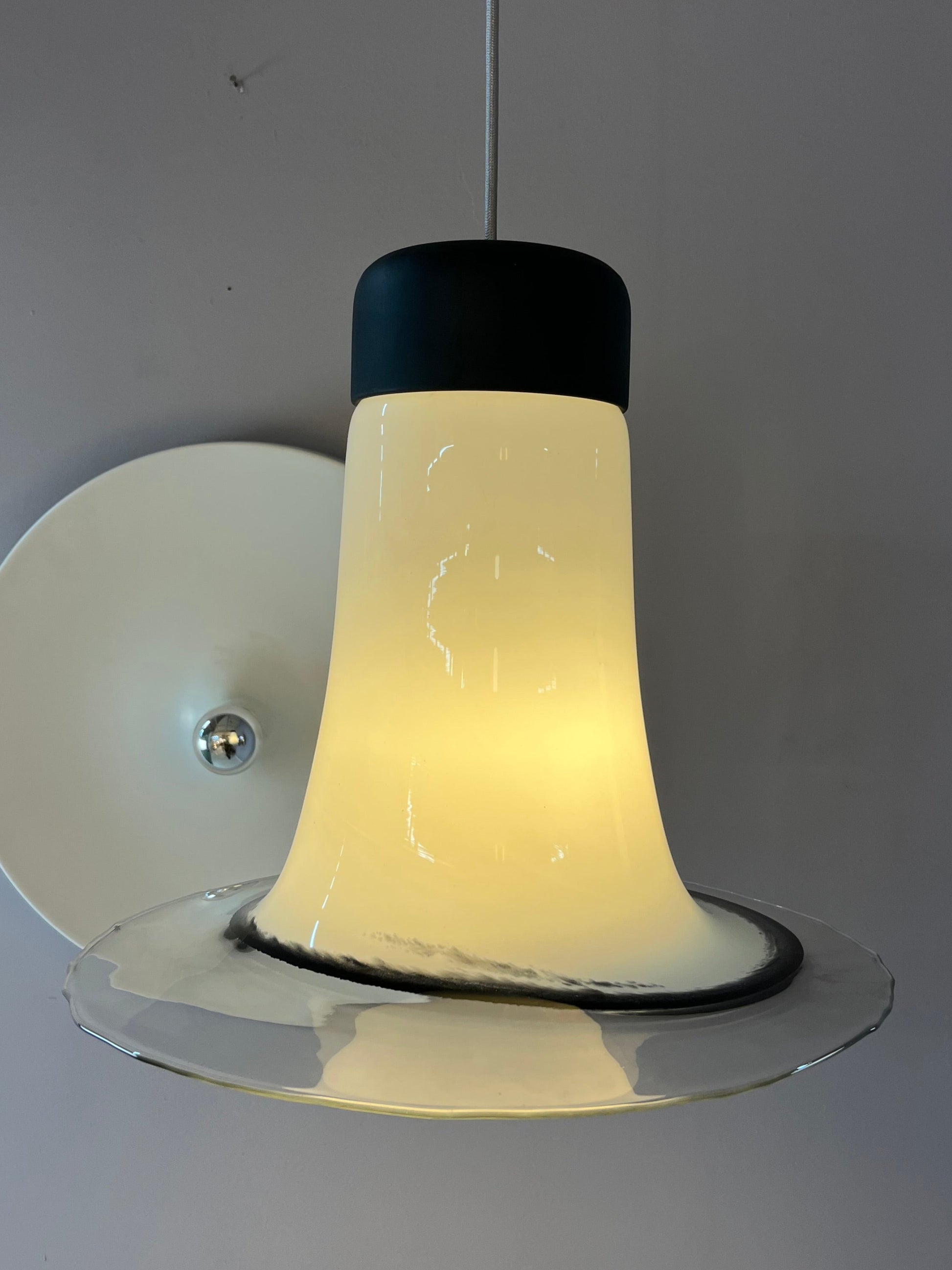 Trompetenlampe schwarz weiß Glas von Peill & Putzler