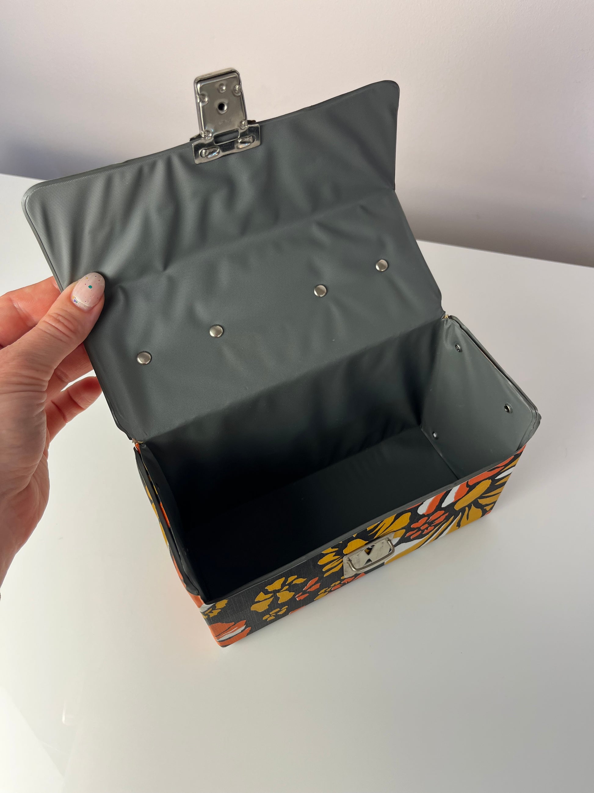 Aufbewahrungsbox für Kassetten orange braun gelb