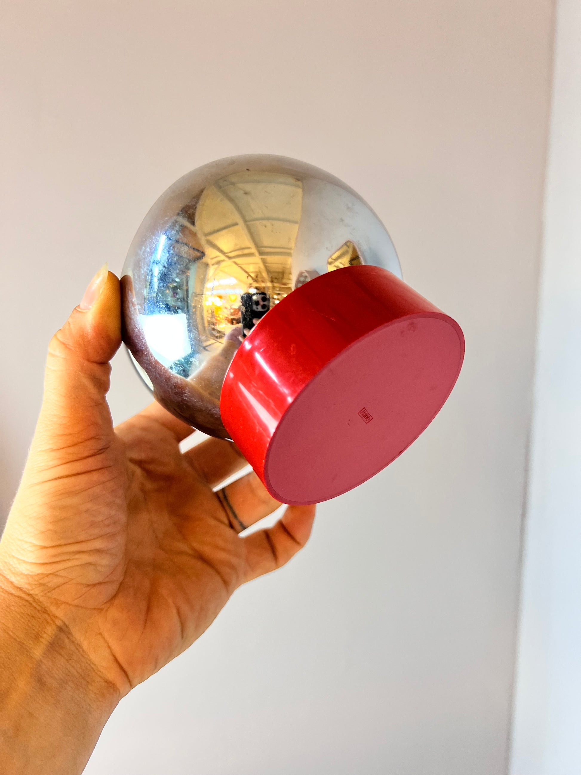 Kugelaschenbecher mit magnetischer Schale rot Chrom von Quist