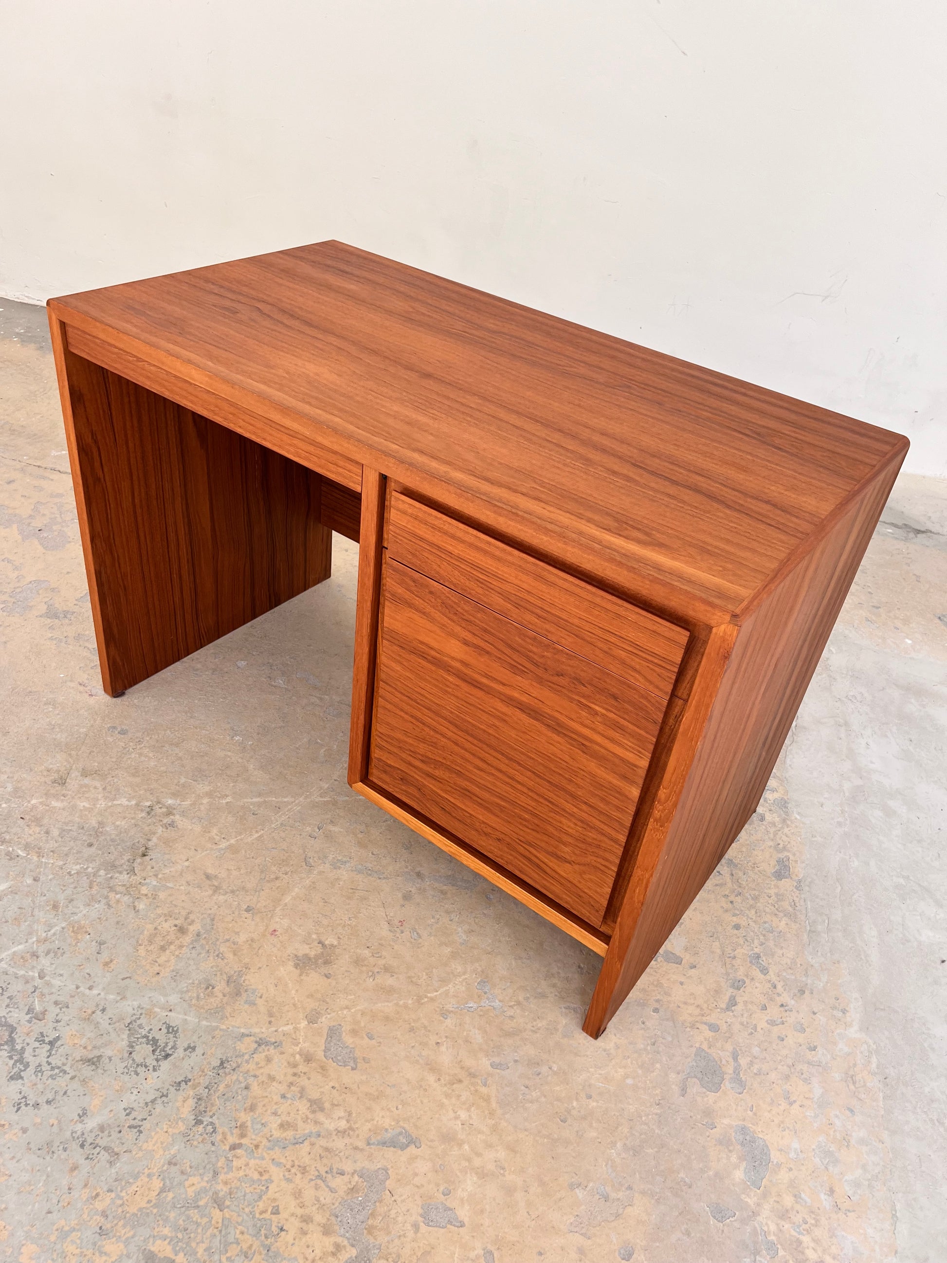 Schreibtisch Teak mit extra Laptop-Fach aus Dänemark