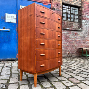 Halbrunde Kommode Teak mit Muschelgriffen aus Dänemark