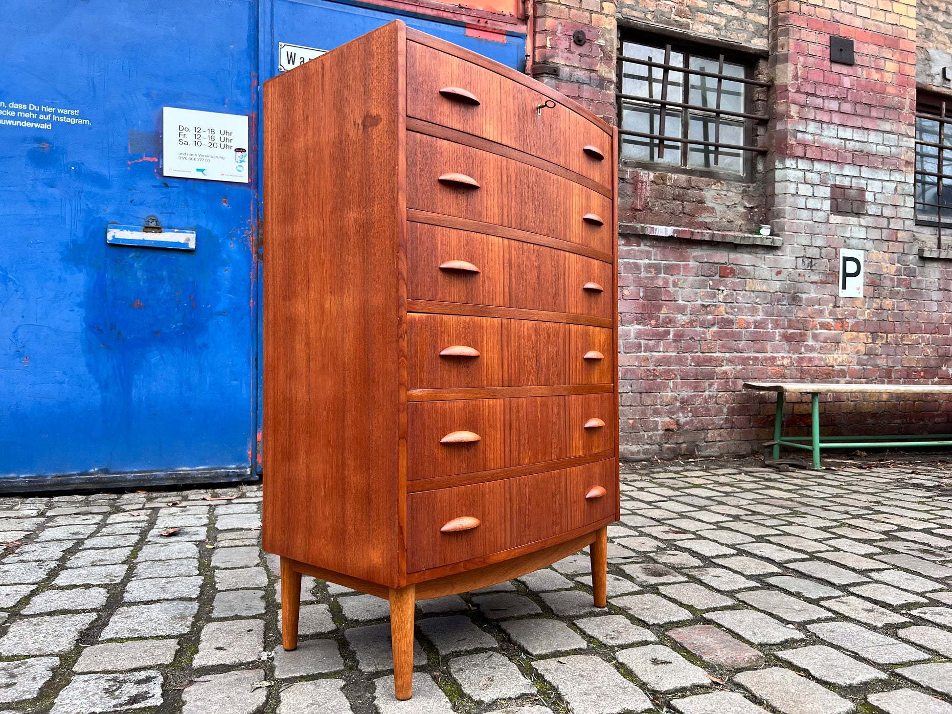 Halbrunde Kommode Teak mit Muschelgriffen aus Dänemark