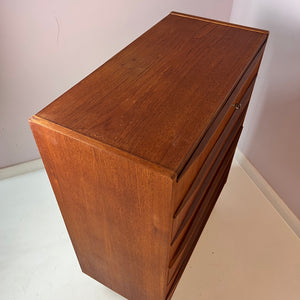 Kommode mit geraden Griffleisten Teak