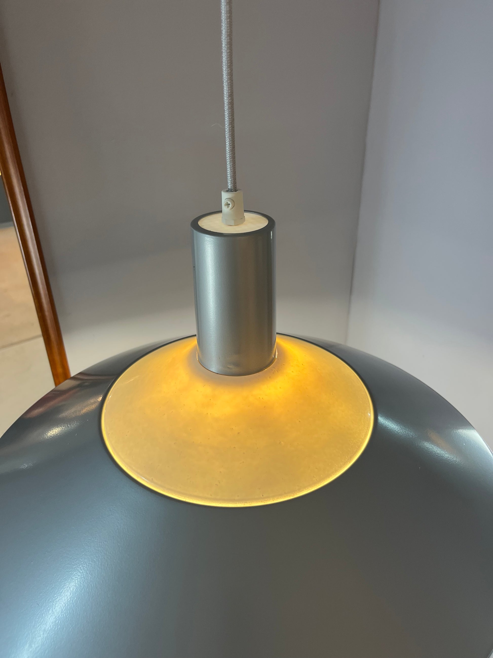 Hängelampe Modell 118564 grau weiß von Louis Poulsen