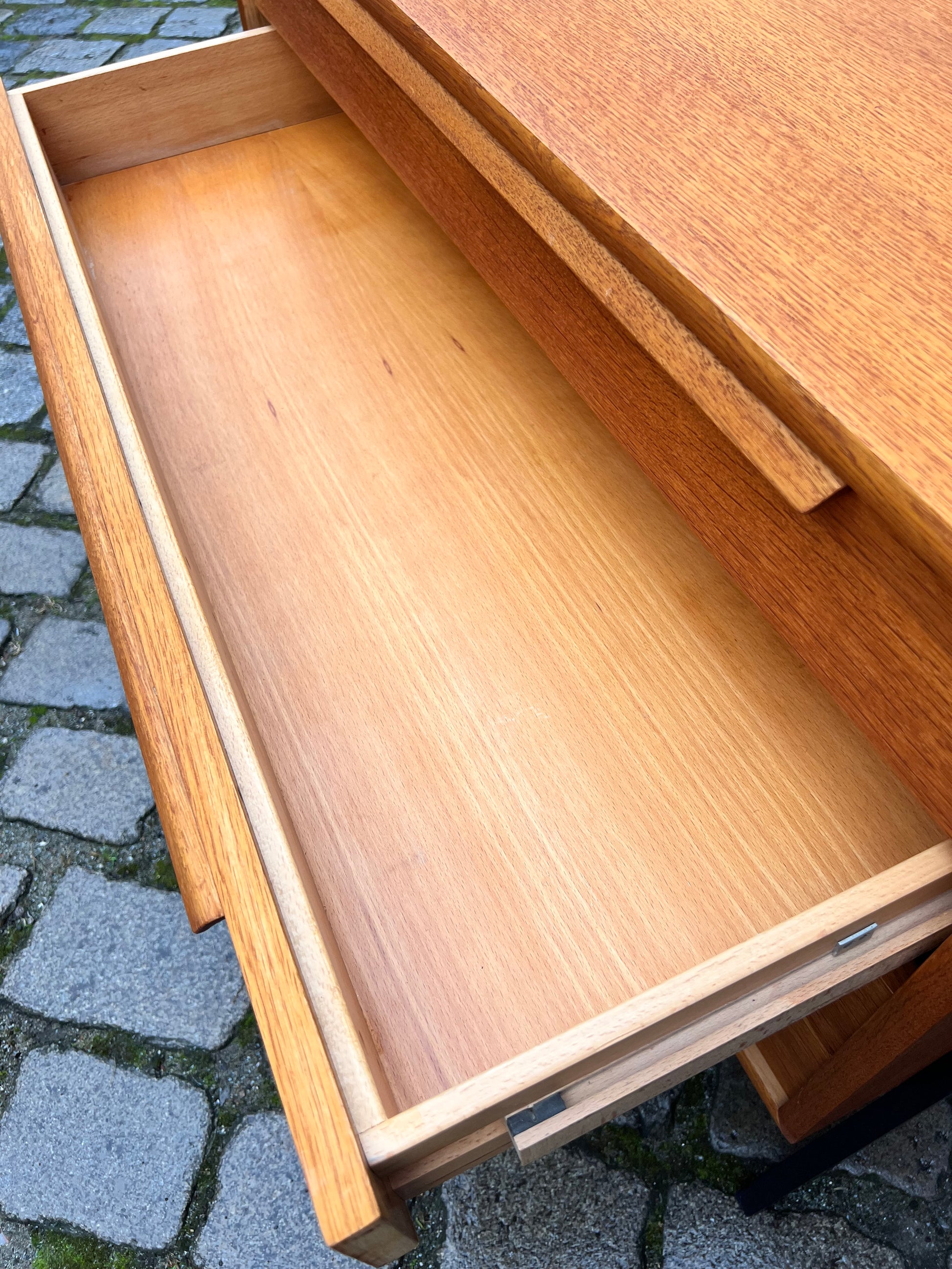 Kommode Eiche mit schwarzen Beinen