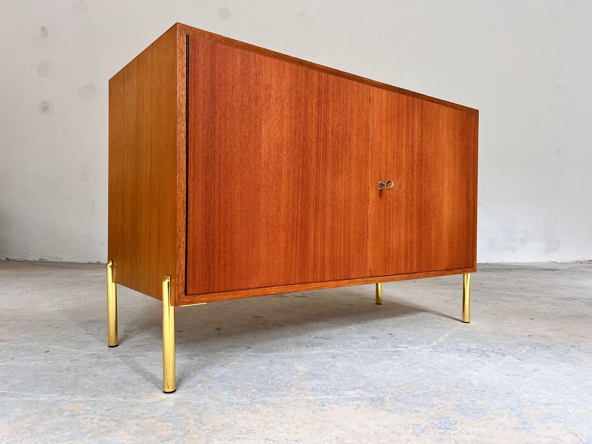 Kommode Teak mit Schranktüren & Schloss von IDEE Möbel