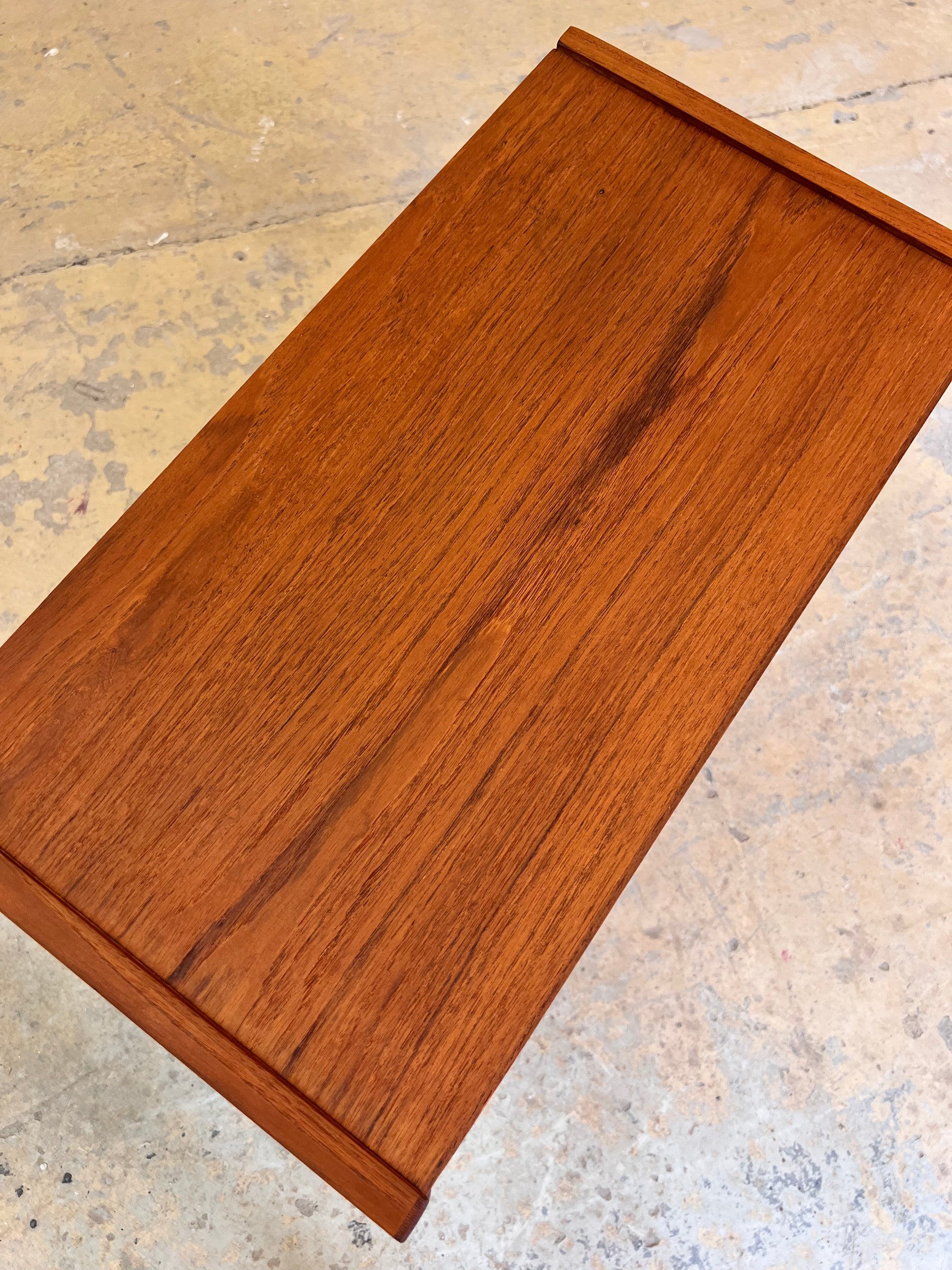 Kommode Teak mit runden Griffmulden aus Dänemark