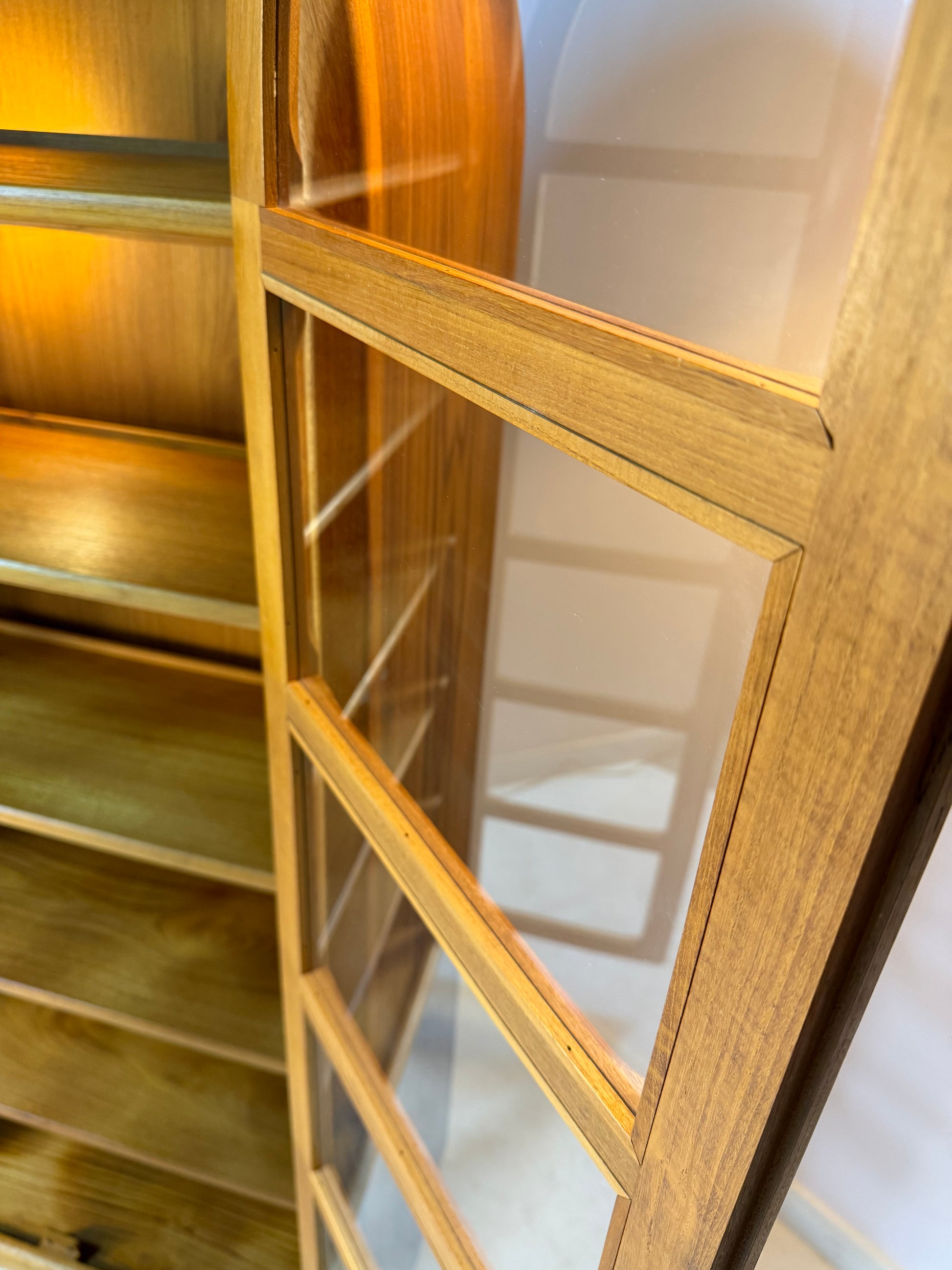 Rundbogen Vitrine Teak von Dyrlund