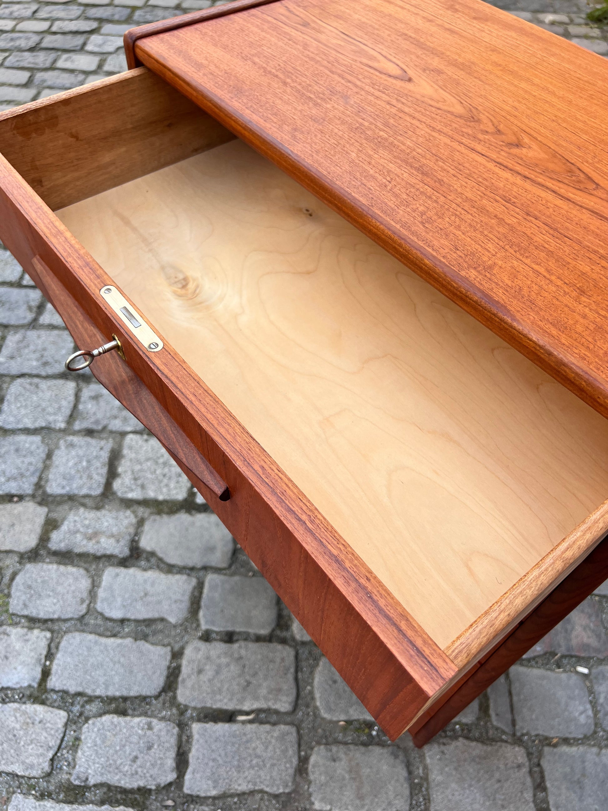 Kommode Teak mit Schloss aus Dänemark