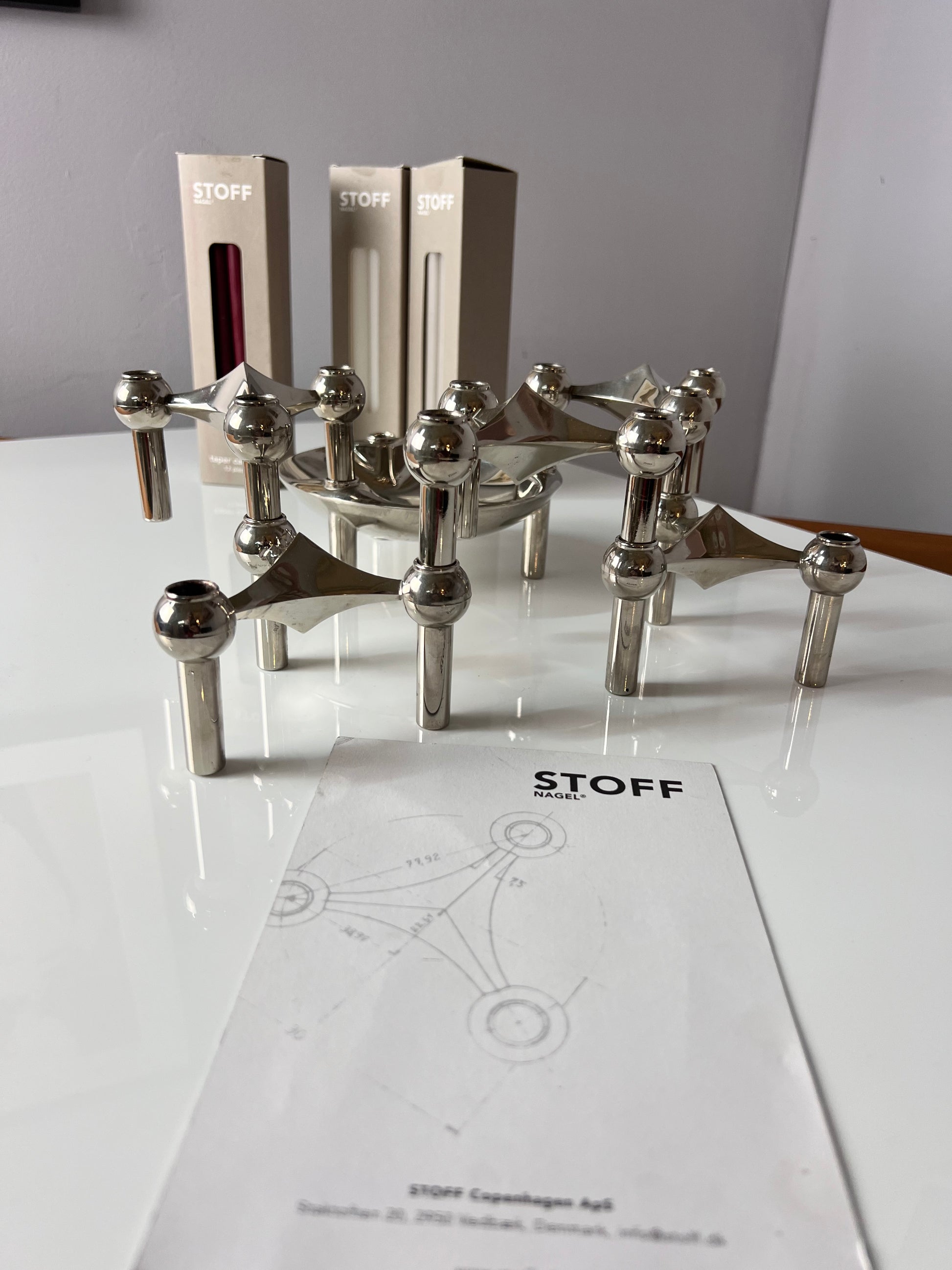 Set: 5 Kerzenständer und 1 Schale mit 3 Packungen Kerzen von Stoff & Nagel