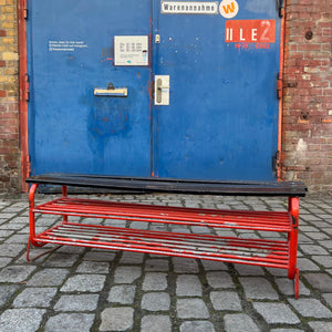 Bank mit Schuhablage orange schwarz aus Tschechien Industrial Design