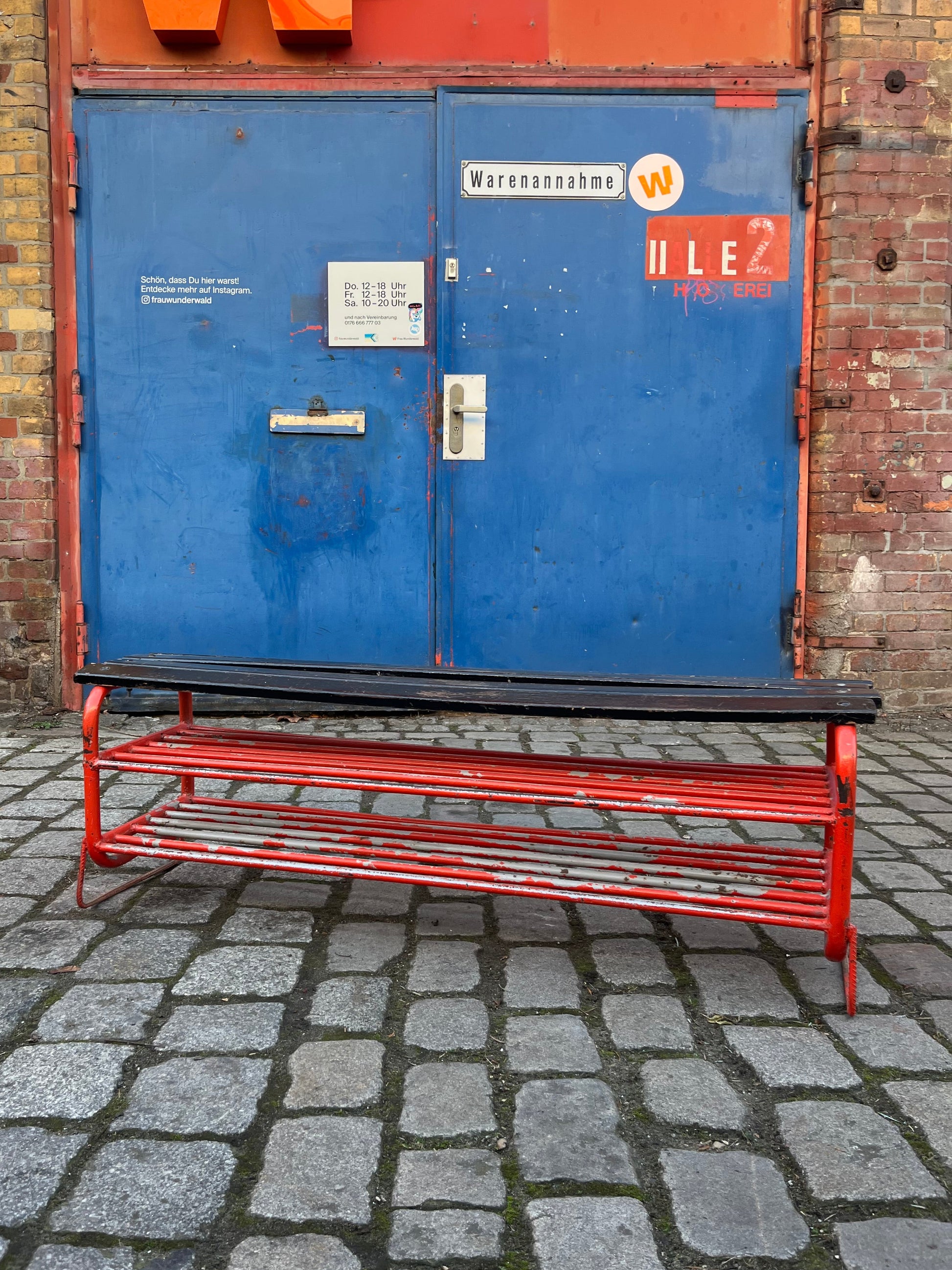 Bank mit Schuhablage orange schwarz aus Tschechien Industrial Design