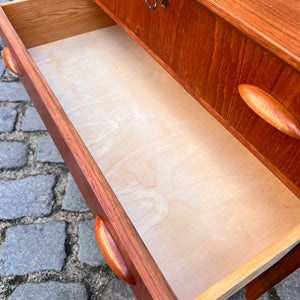 Kleine Kommode mit Muschelgriffen & Schloss aus Dänemark