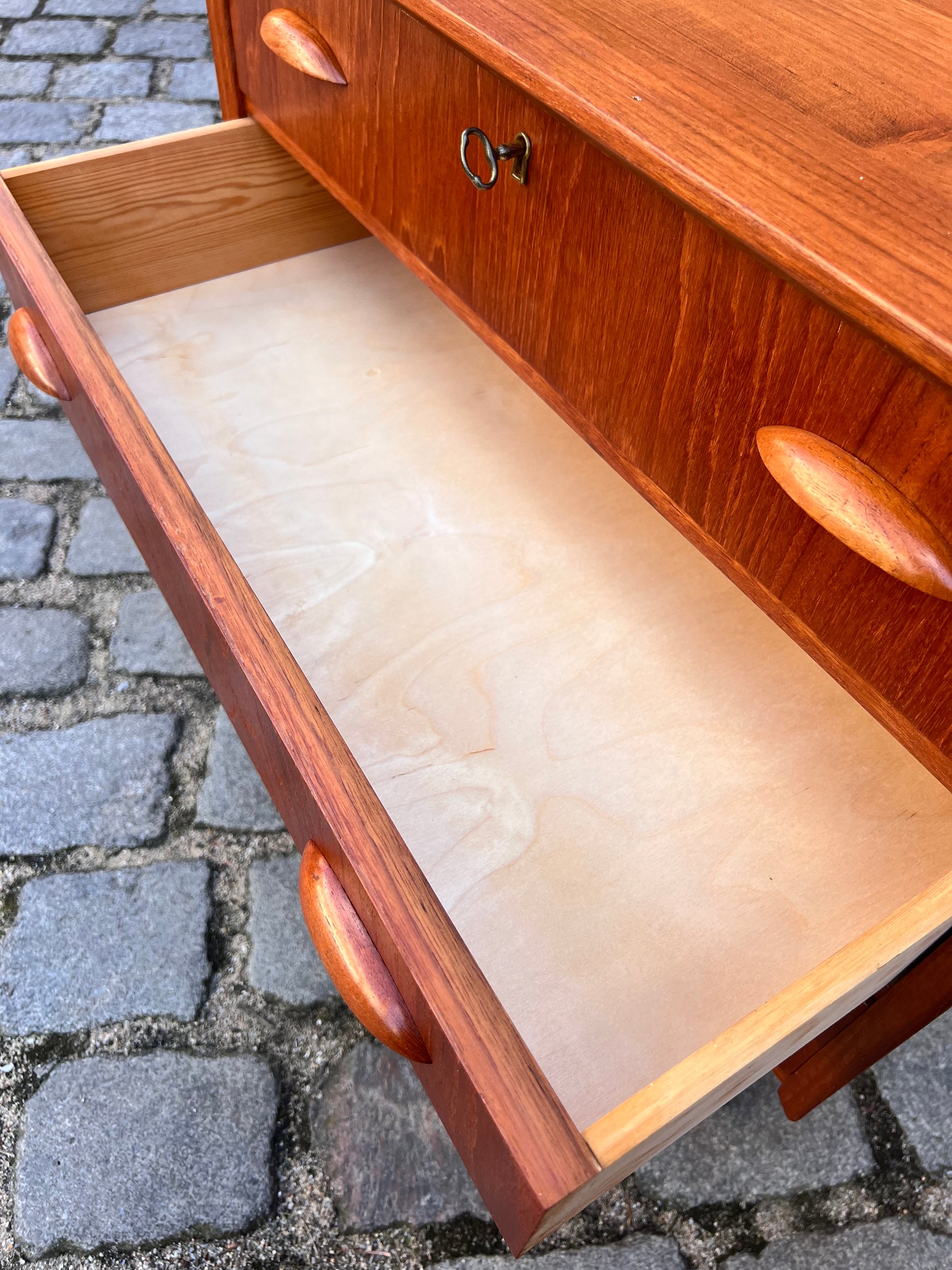 Kleine Kommode mit Muschelgriffen & Schloss aus Dänemark