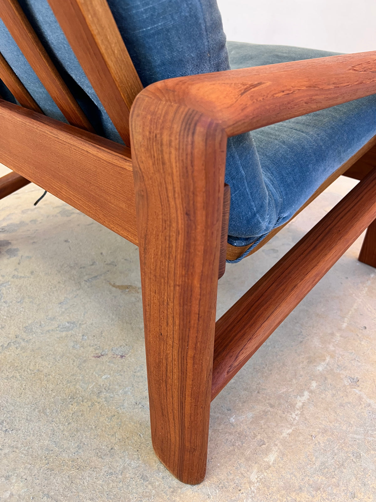 Sessel Loungechair blauer Samt und Teak