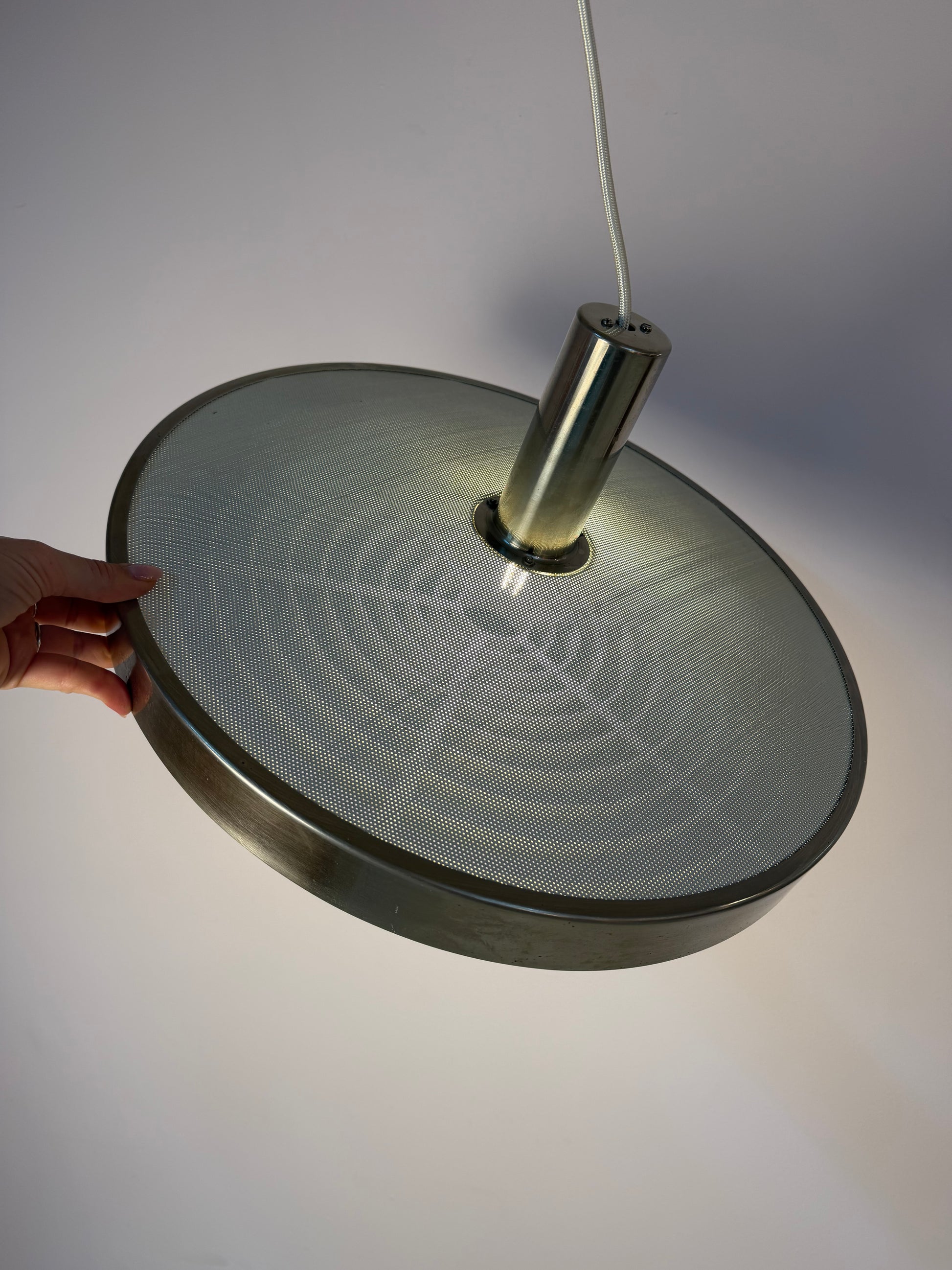 Hängelampe silber weiß mit Gitteroptik aus Dänemark