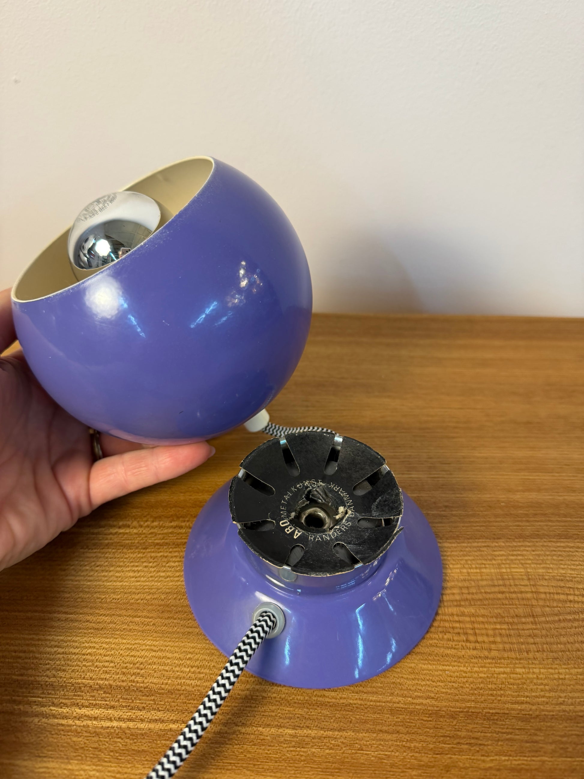 Kugellampe lila für Tisch oder Wand von Abo Randers