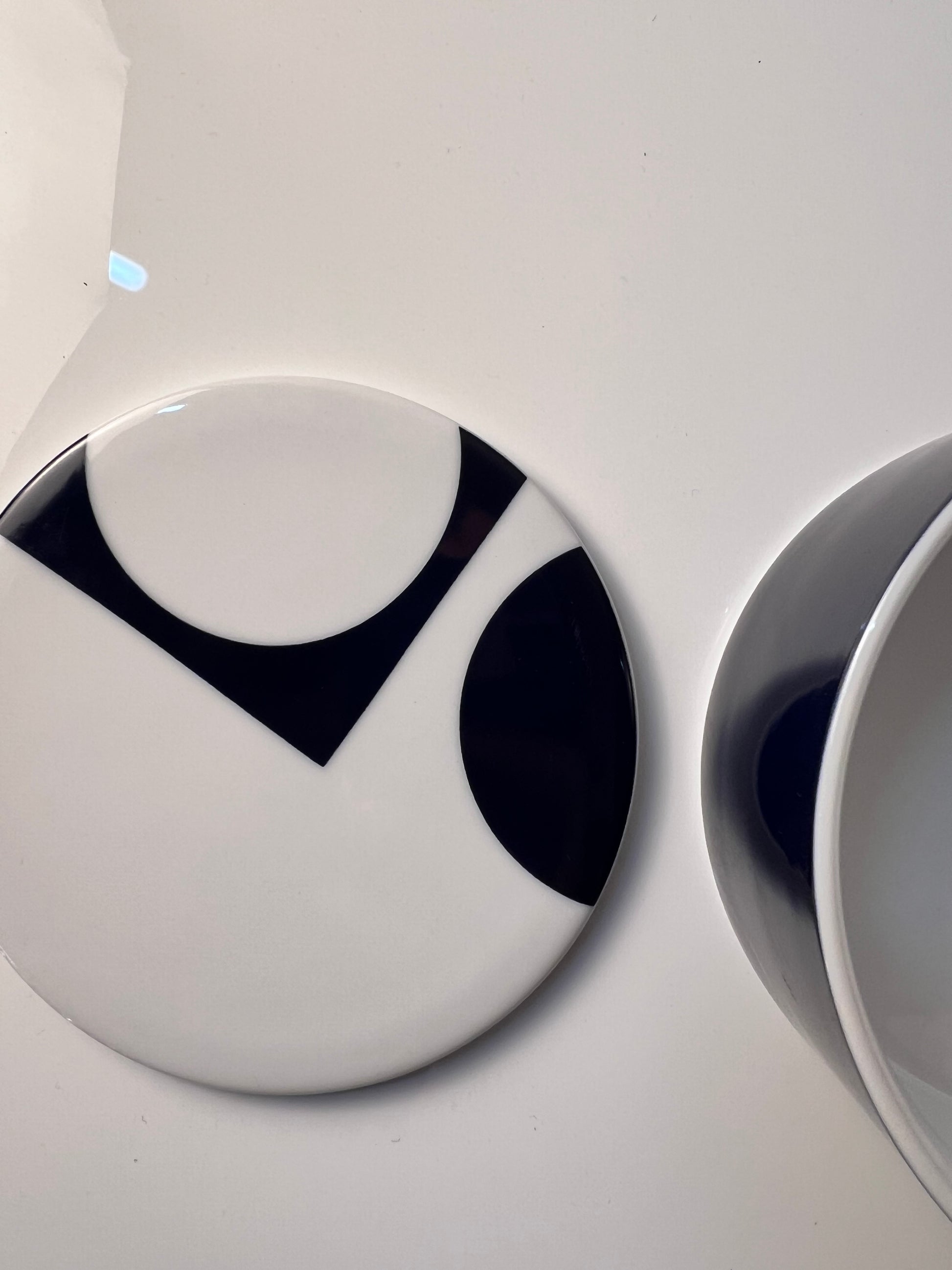 Dose dunkelblau weiß mit "Geometry 1" Print von Verner Panton für Menu
