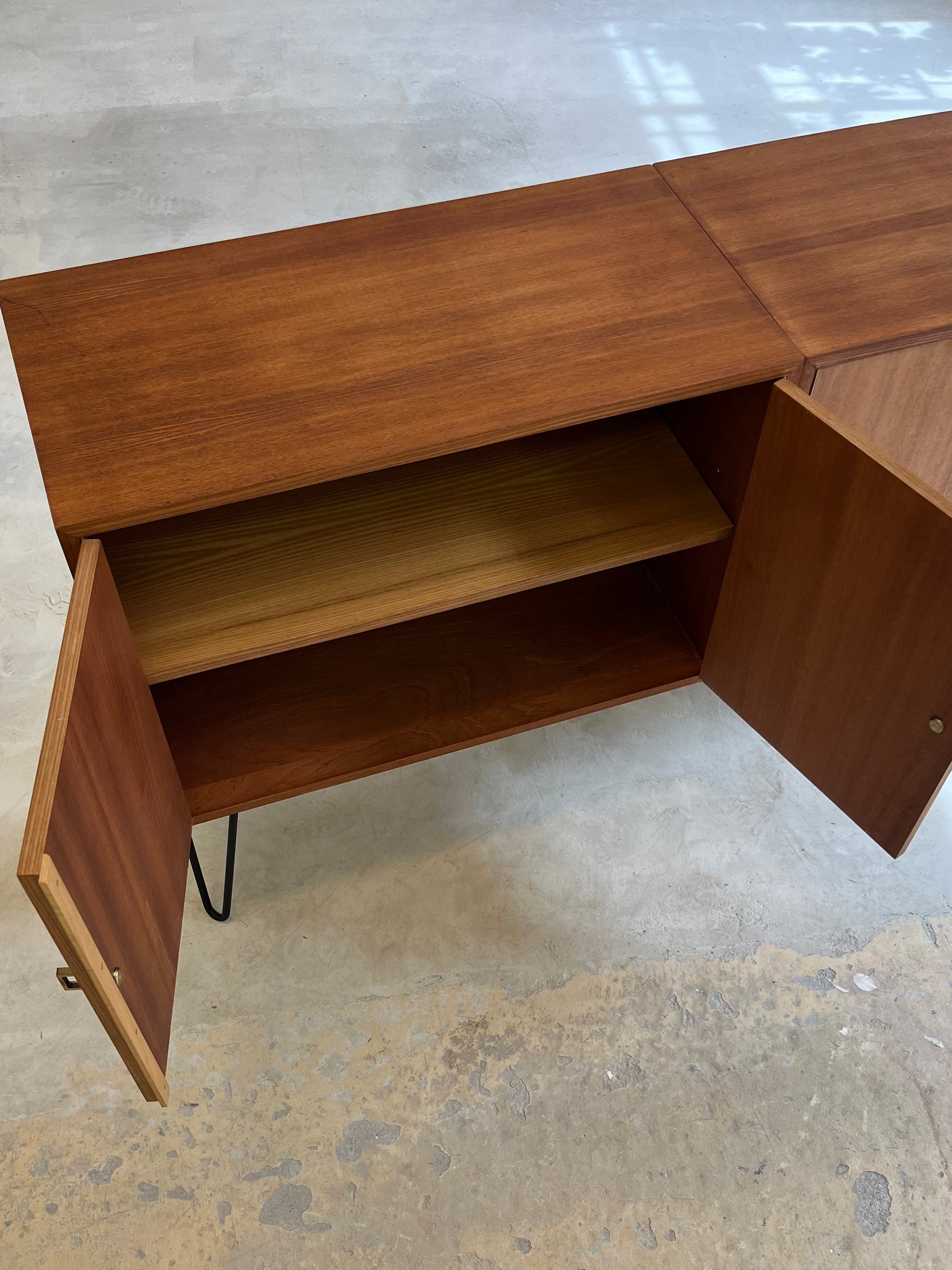 Sideboard Teak mit Flügeltüren & Messinggriffen