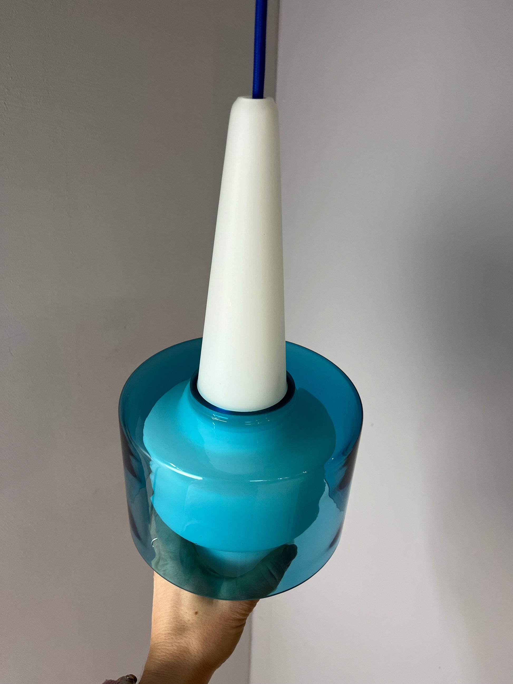 Hängelampe blau weiß Opalglas von Hyllinge Glasbruk