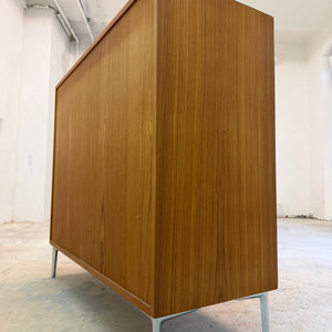 Schrank Teak mit neuen Chromfüßen aus Dänemark