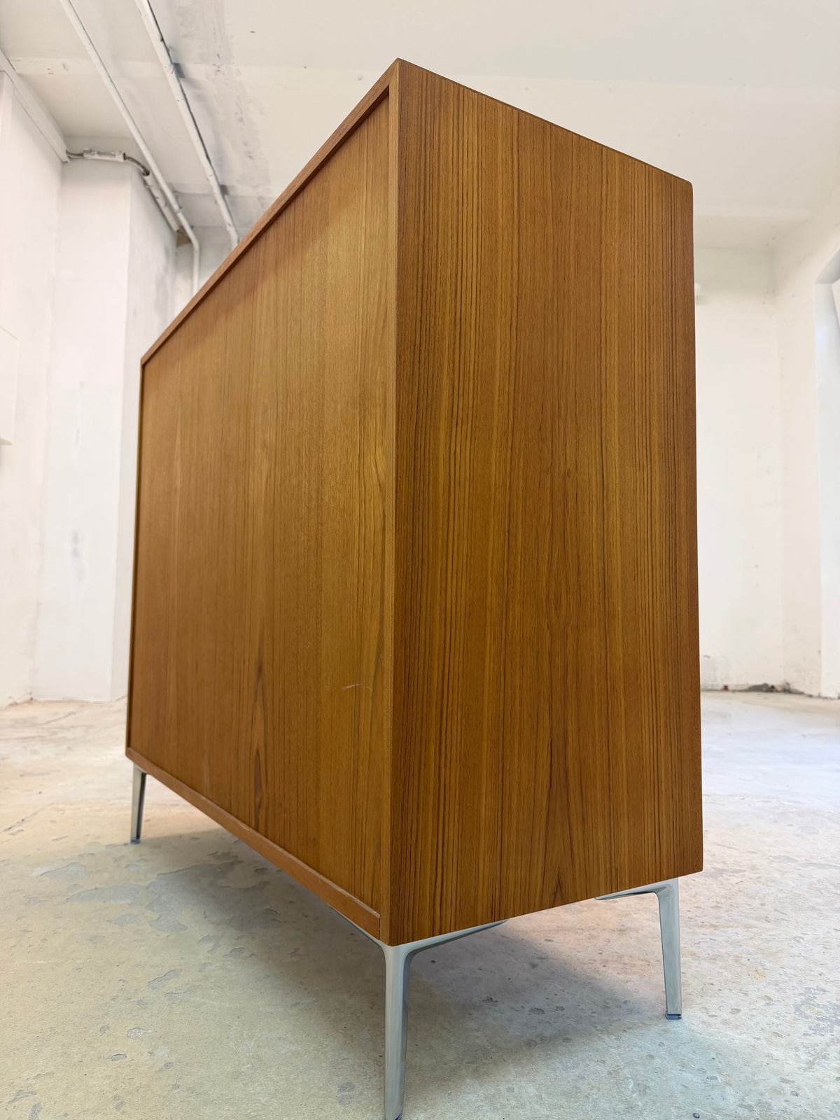 Schrank Teak mit neuen Chromfüßen aus Dänemark