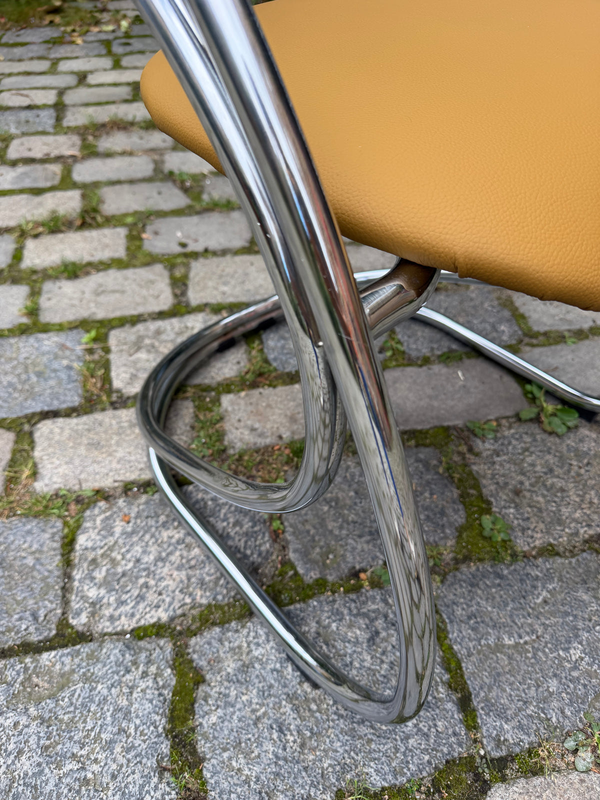 Freischwinger senfgelb neu gepolster Leder Chrom