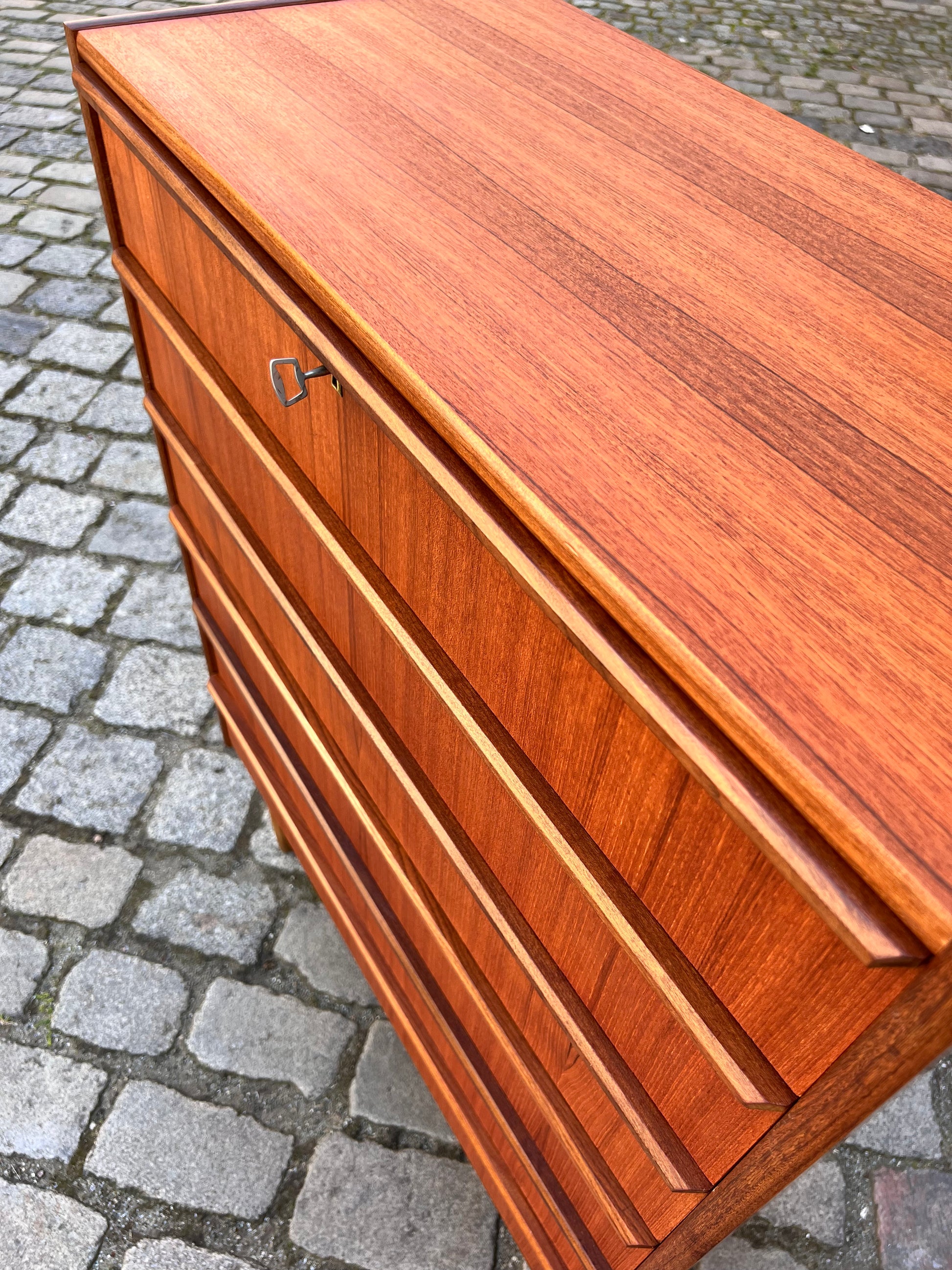 Kommode Teak mit durchgängigen Griffen