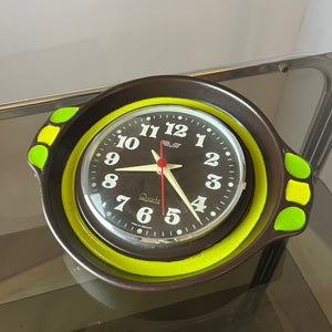 Wanduhr grün braun Keramik