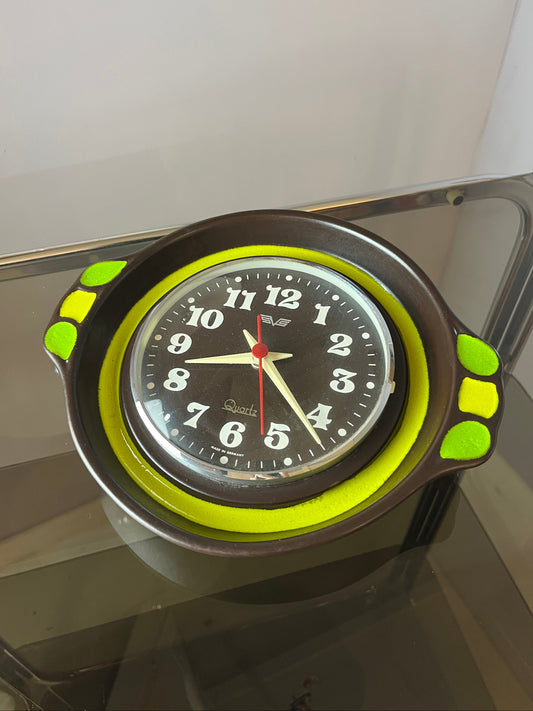 Wanduhr grün braun Keramik