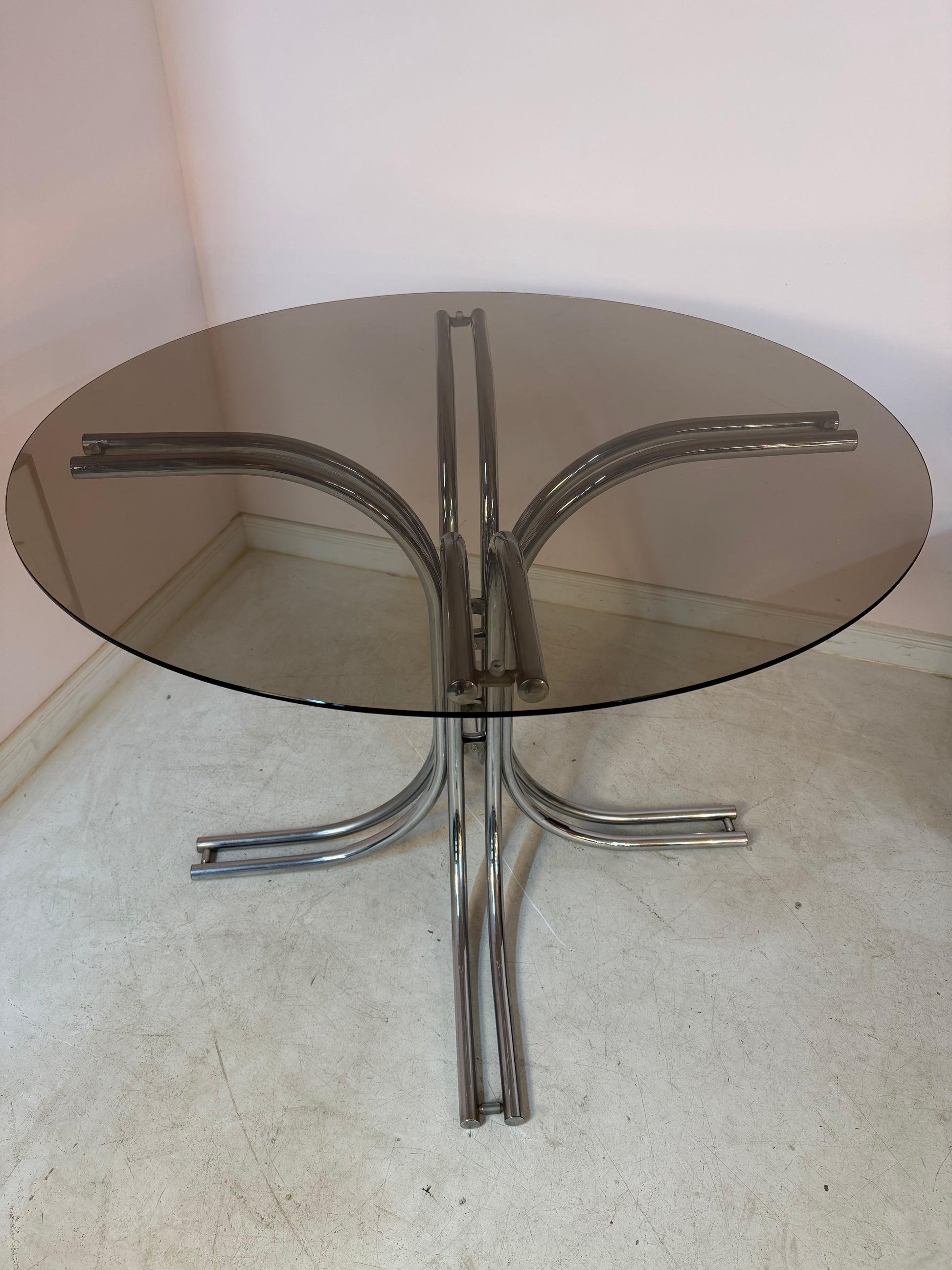 Runder Esstisch Chrom & Rauchglas