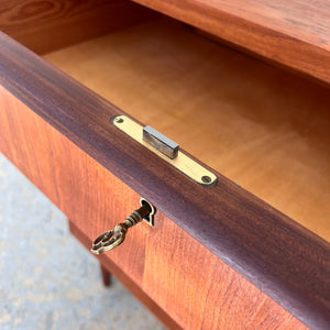 Kommode Teak mit durchgehenden Griffen & Schloss aus Dänemark