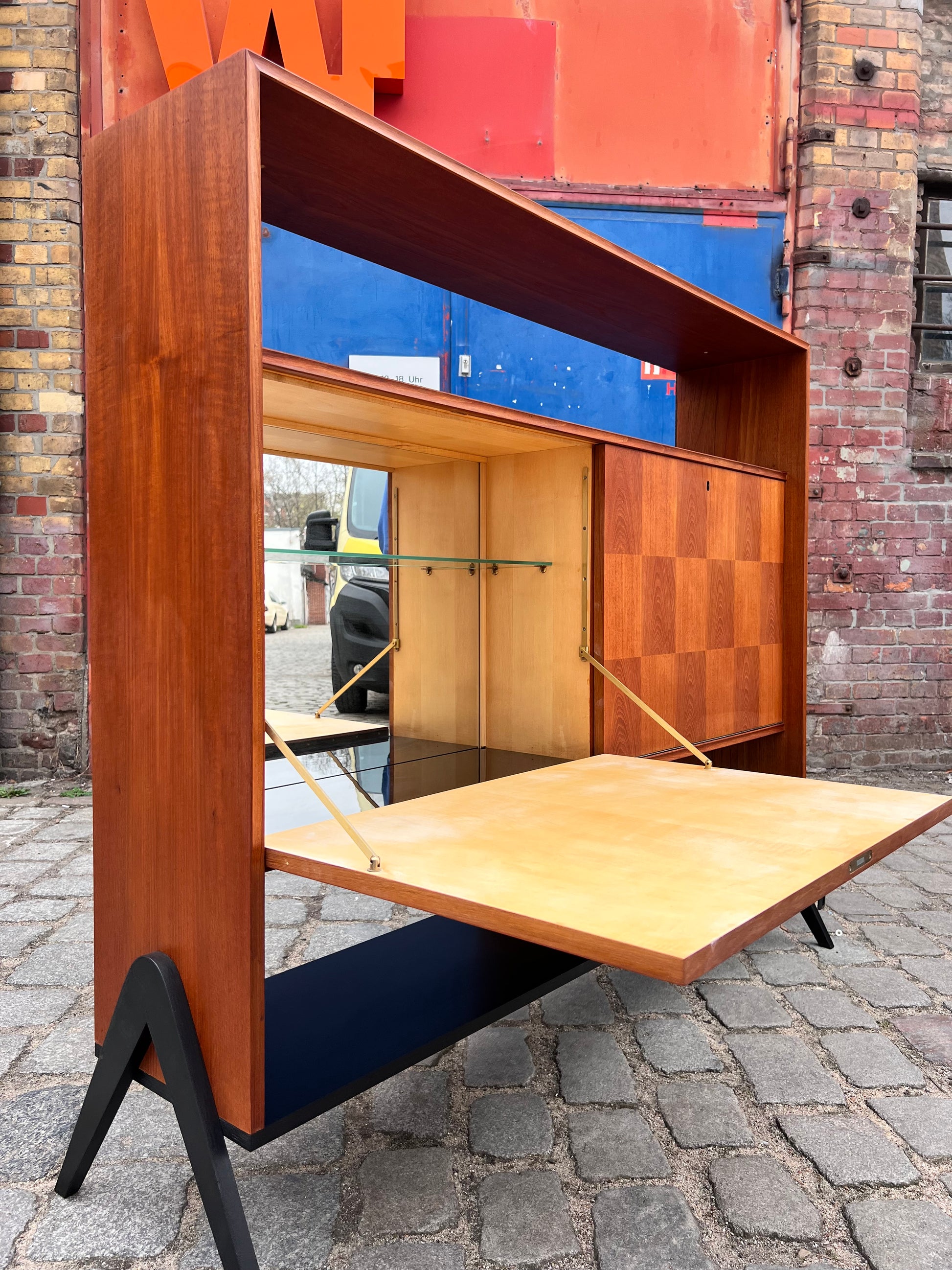 Regal Teak mit Minibar auf neuen Holzfüßen aus Dänemark