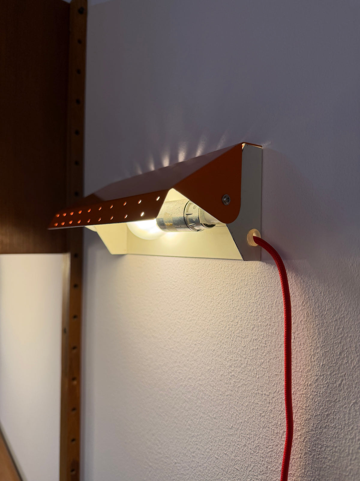 Wandlampe E.S. Horn orange mit beweglichen Visier
